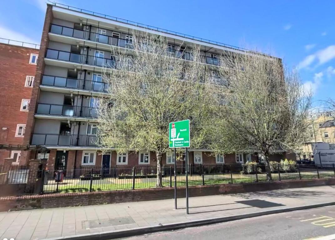 1 min walk to Stockwell