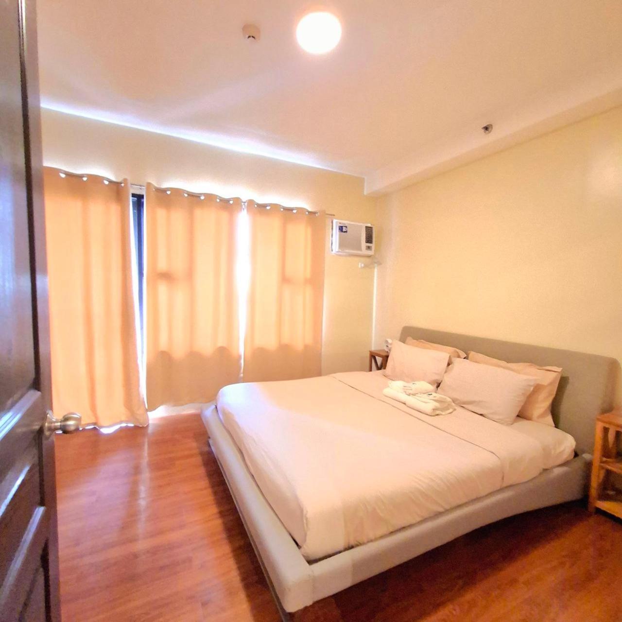 STAYLUXIA BOUTIQUE HOTEL MANILABAYVIEW - 1-5 BR Luxury and Superior Condos with, Balcony, Pool, Netflix & Gym- Housekeeping Available -