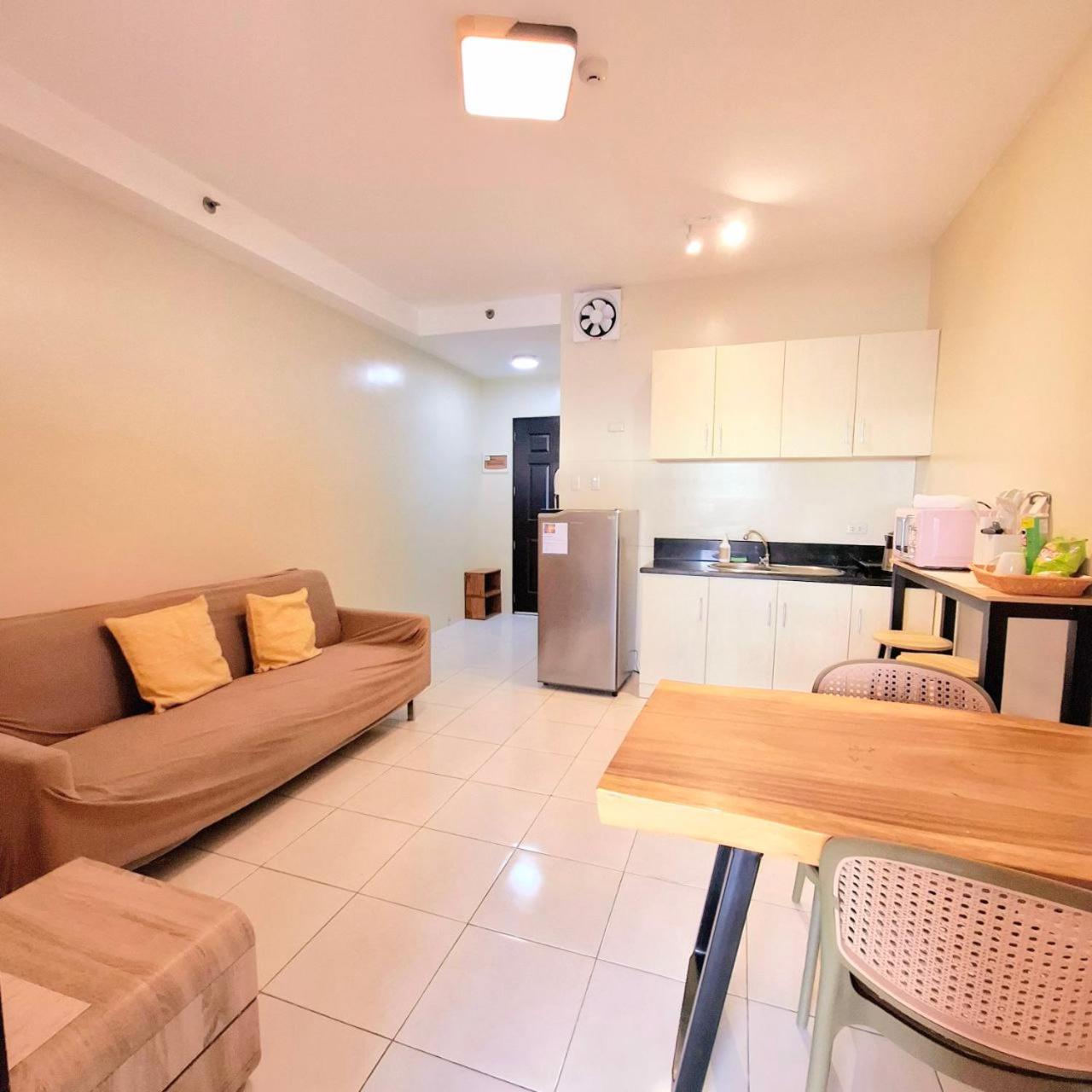 STAYLUXIA BOUTIQUE HOTEL MANILABAYVIEW - 1-5 BR Luxury and Superior Condos with, Balcony, Pool, Netflix & Gym- Housekeeping Available -