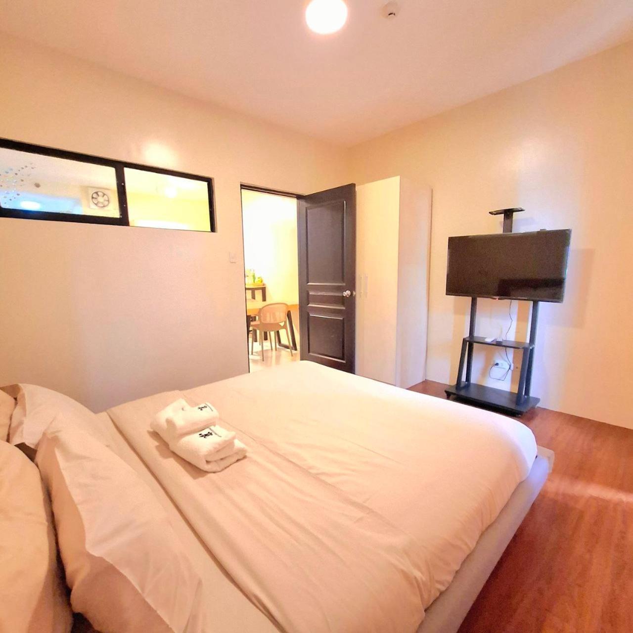 STAYLUXIA BOUTIQUE HOTEL MANILABAYVIEW - 1-5 BR Luxury and Superior Condos with, Balcony, Pool, Netflix & Gym- Housekeeping Available -