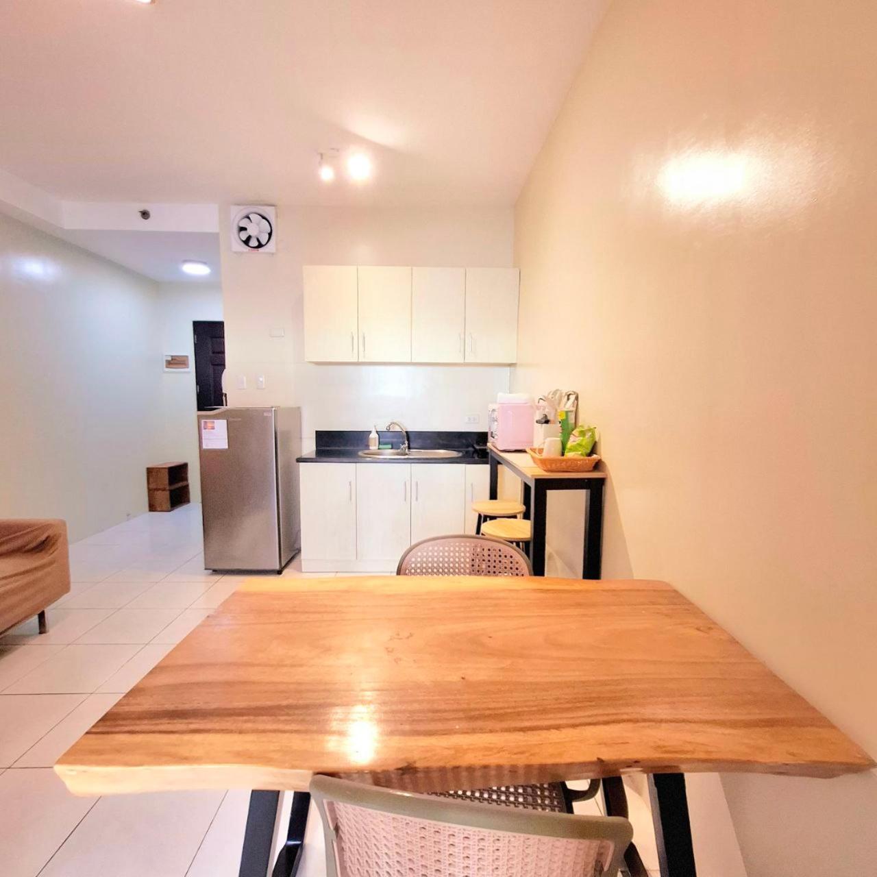 STAYLUXIA BOUTIQUE HOTEL MANILABAYVIEW - 1-5 BR Luxury and Superior Condos with, Balcony, Pool, Netflix & Gym- Housekeeping Available -