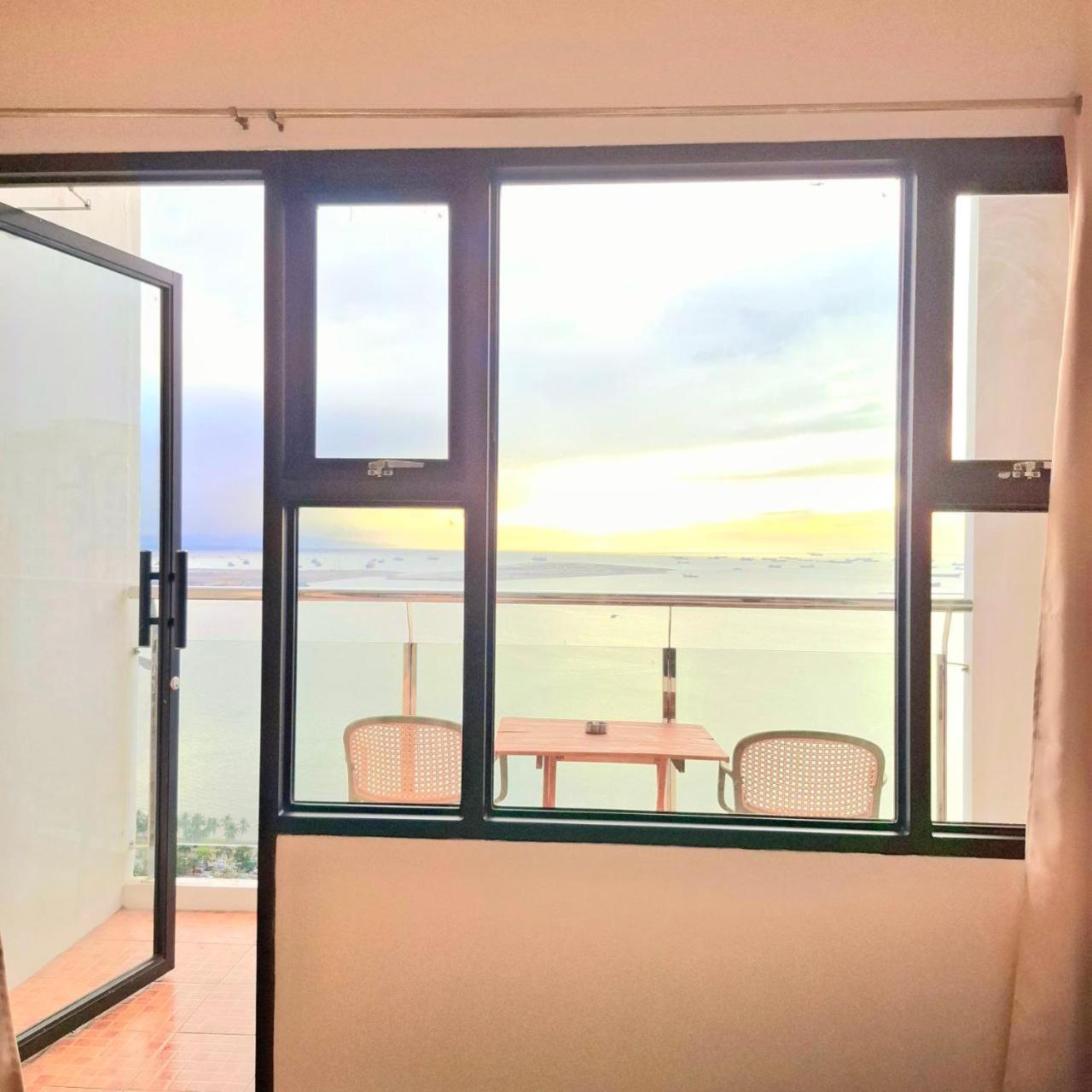 STAYLUXIA BOUTIQUE HOTEL MANILABAYVIEW - 1-5 BR Luxury and Superior Condos with, Balcony, Pool, Netflix & Gym- Housekeeping Available -