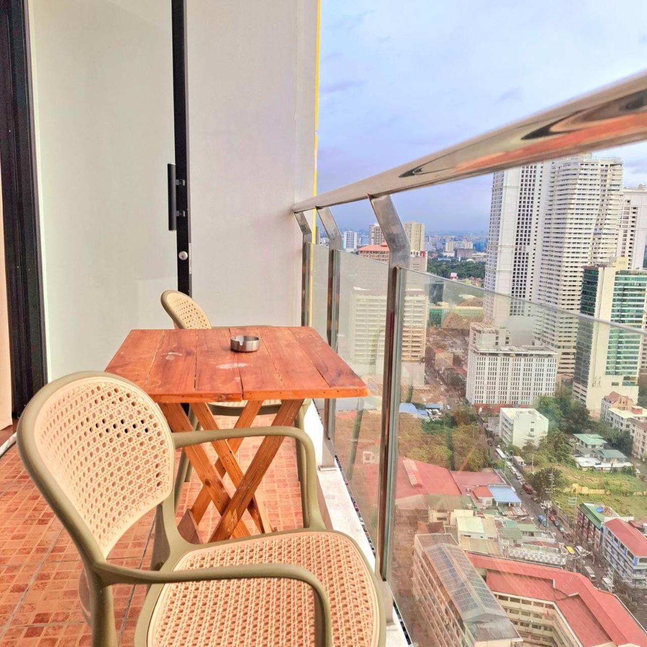 STAYLUXIA BOUTIQUE HOTEL MANILABAYVIEW - 1-5 BR Luxury and Superior Condos with, Balcony, Pool, Netflix & Gym- Housekeeping Available -