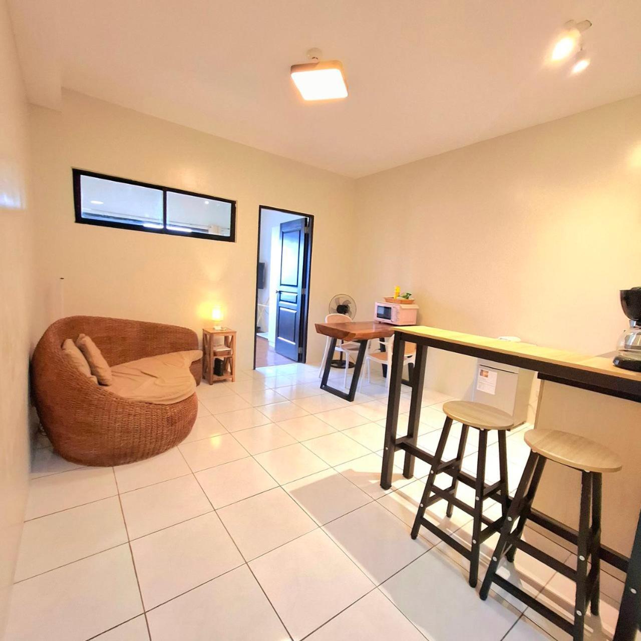 STAYLUXIA BOUTIQUE HOTEL MANILABAYVIEW - 1-5 BR Luxury and Superior Condos with, Balcony, Pool, Netflix & Gym- Housekeeping Available -