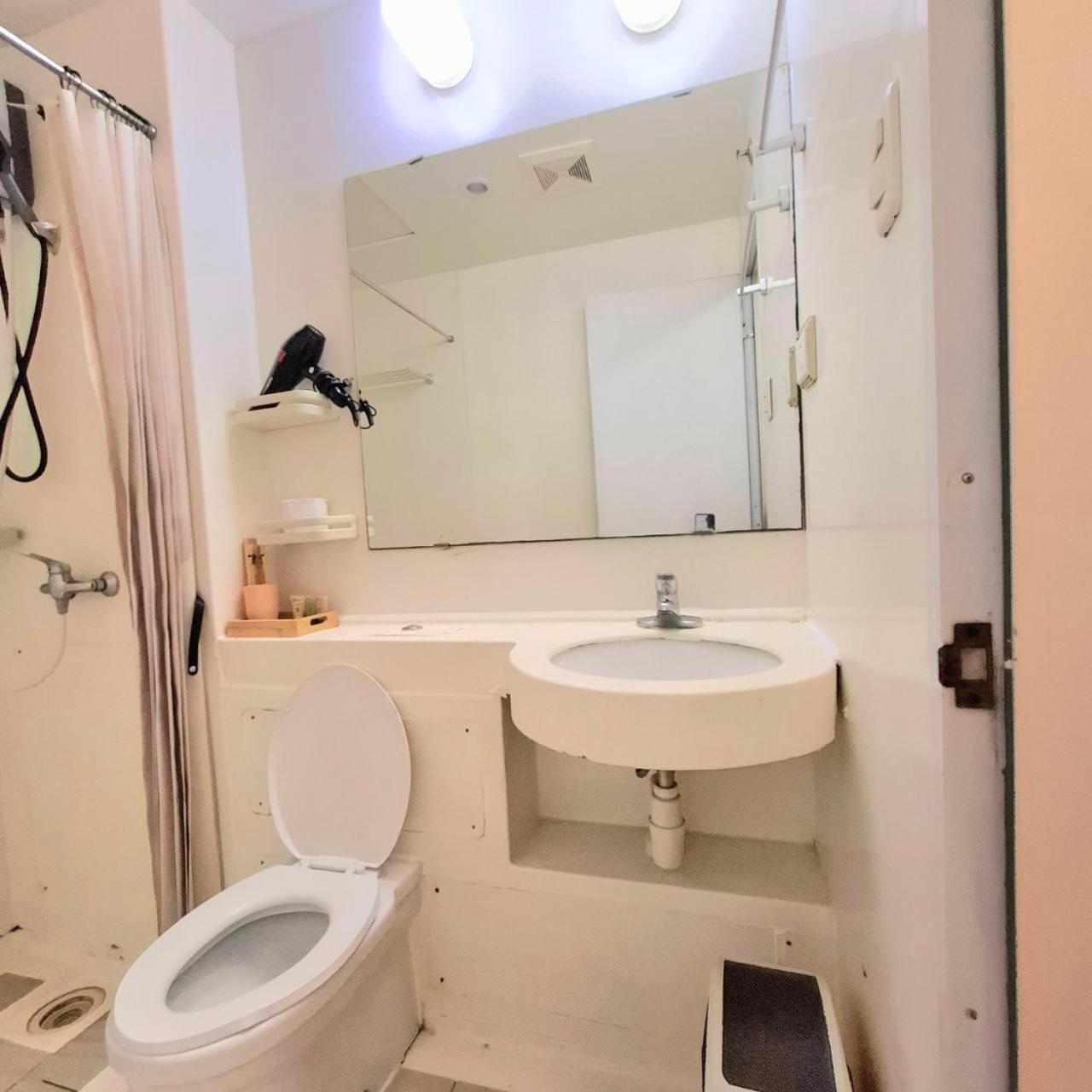 STAYLUXIA BOUTIQUE HOTEL MANILABAYVIEW - 1-5 BR Luxury and Superior Condos with, Balcony, Pool, Netflix & Gym- Housekeeping Available -