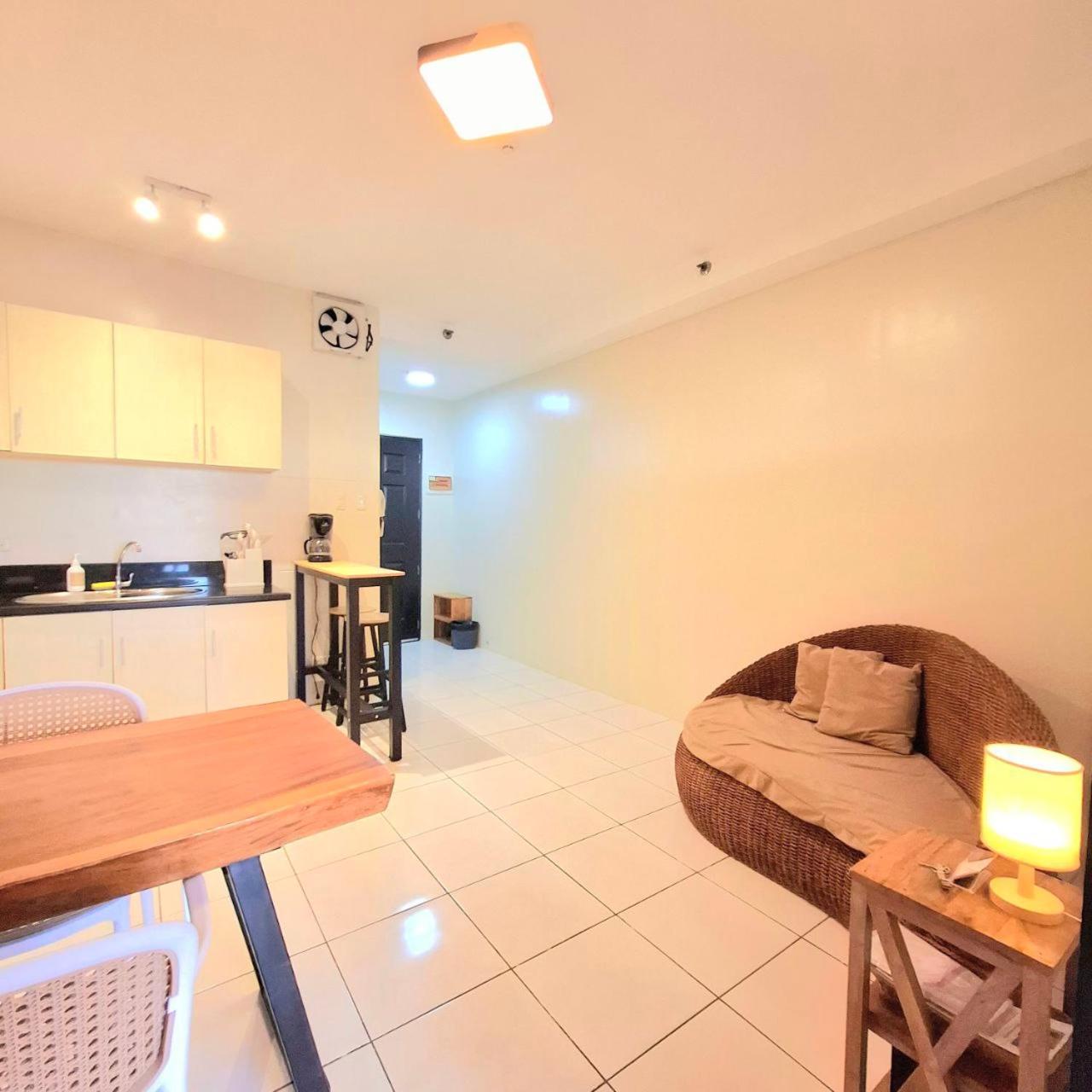 STAYLUXIA BOUTIQUE HOTEL MANILABAYVIEW - 1-5 BR Luxury and Superior Condos with, Balcony, Pool, Netflix & Gym- Housekeeping Available -
