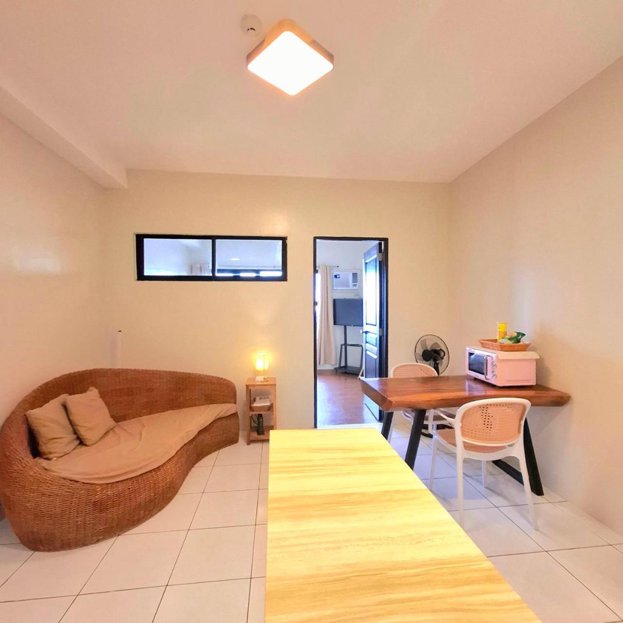 STAYLUXIA BOUTIQUE HOTEL MANILABAYVIEW - 1-5 BR Luxury and Superior Condos with, Balcony, Pool, Netflix & Gym- Housekeeping Available -