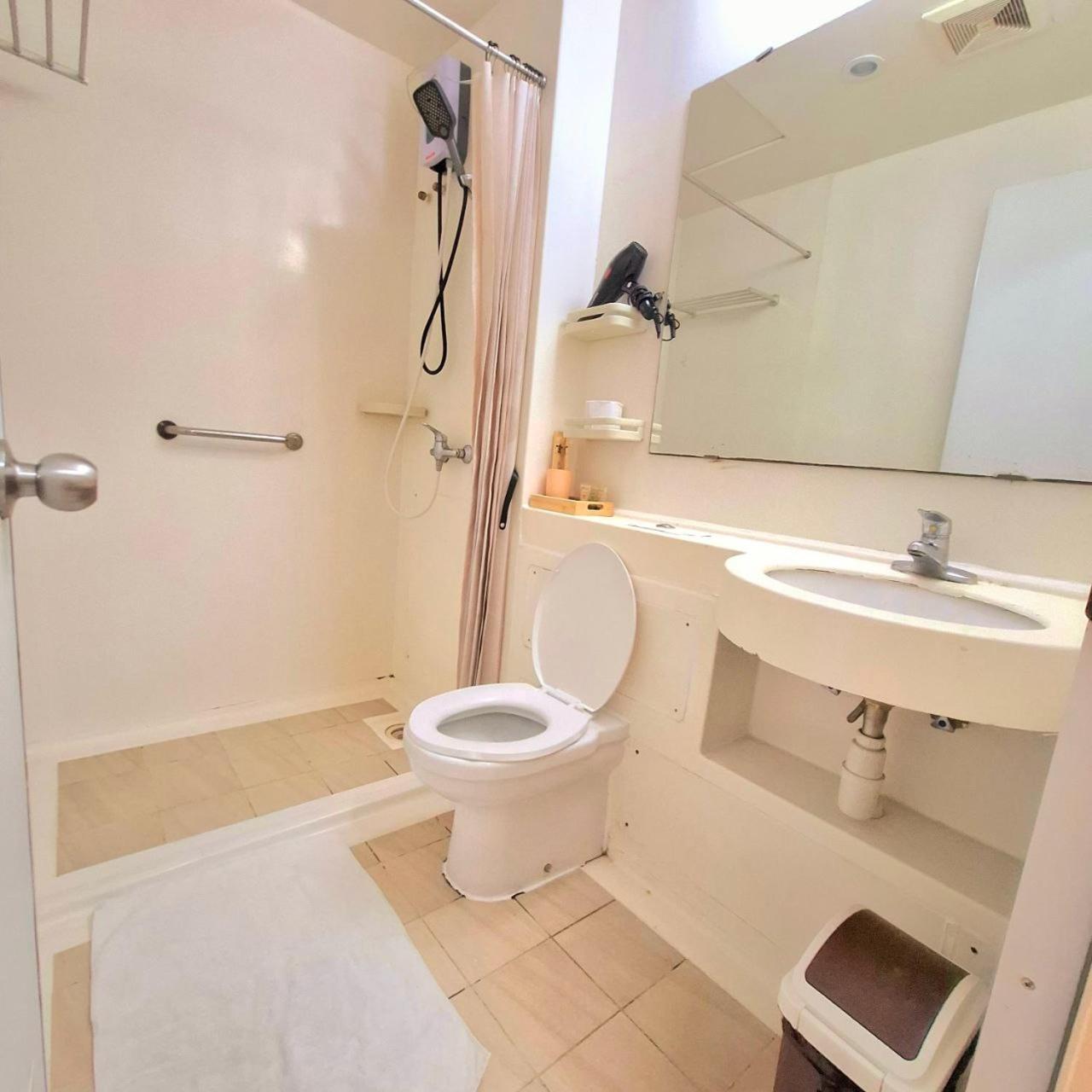 STAYLUXIA BOUTIQUE HOTEL MANILABAYVIEW - 1-5 BR Luxury and Superior Condos with, Balcony, Pool, Netflix & Gym- Housekeeping Available -