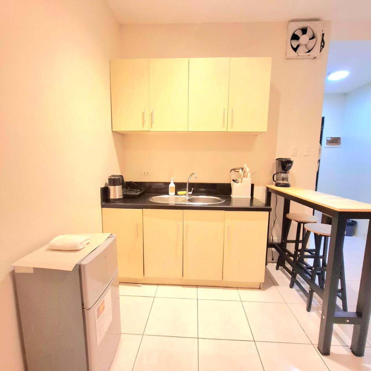 STAYLUXIA BOUTIQUE HOTEL MANILABAYVIEW - 1-5 BR Luxury and Superior Condos with, Balcony, Pool, Netflix & Gym- Housekeeping Available -