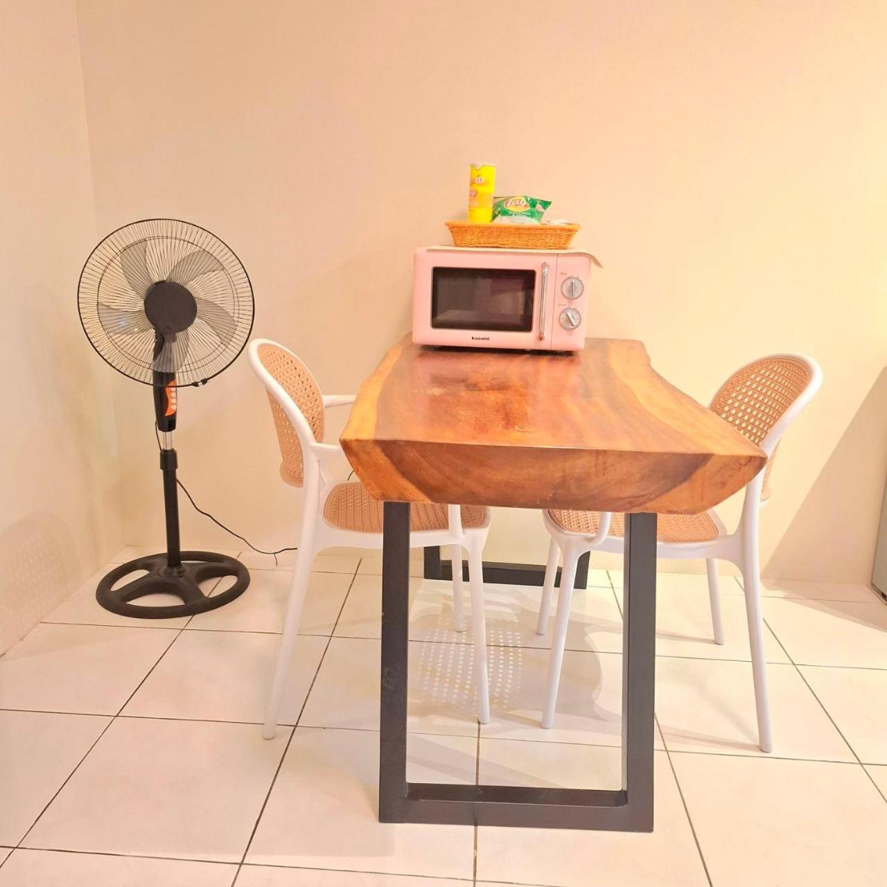STAYLUXIA BOUTIQUE HOTEL MANILABAYVIEW - 1-5 BR Luxury and Superior Condos with, Balcony, Pool, Netflix & Gym- Housekeeping Available -