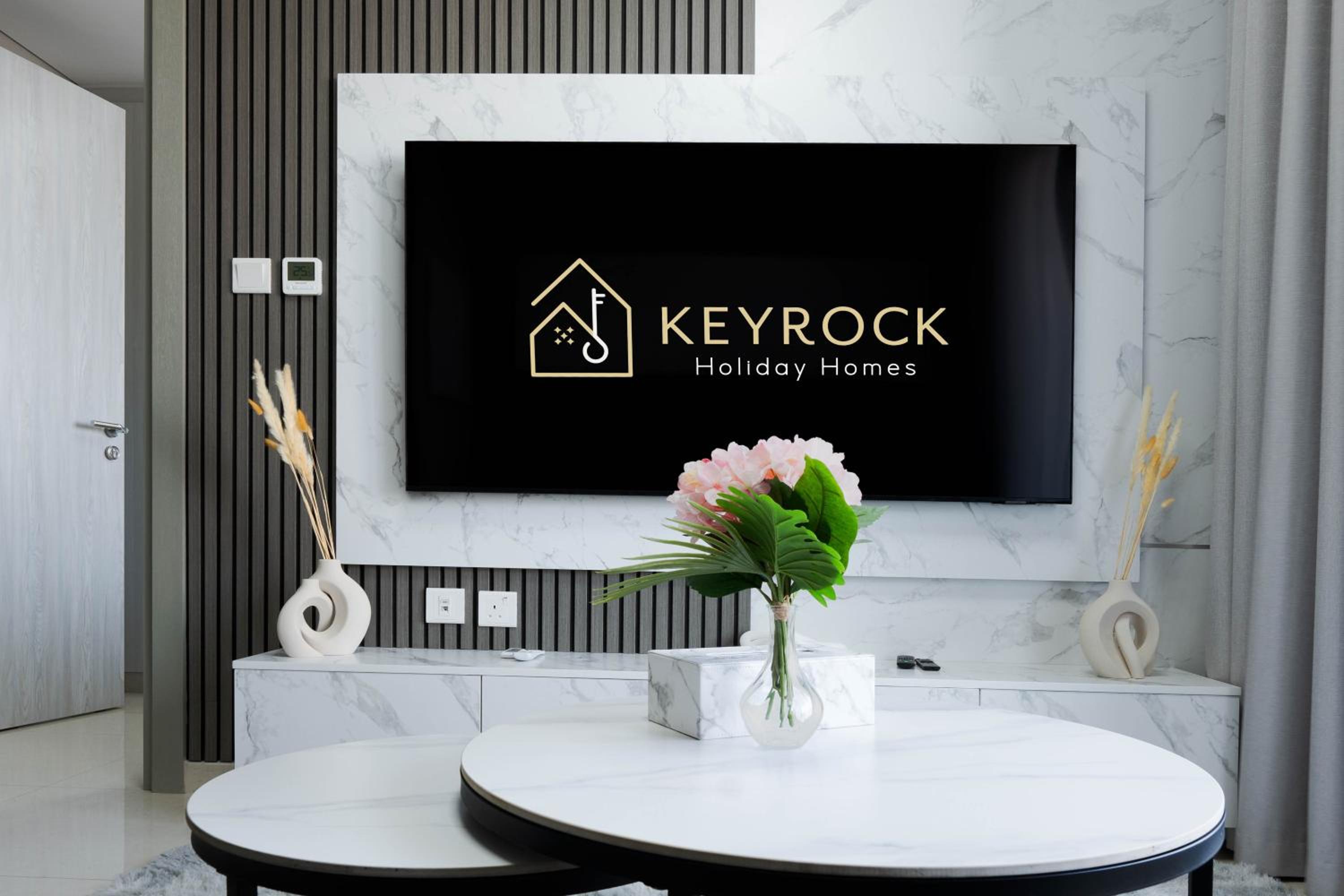 Keyrock Living - 1BR Retreat with Lake View & Pool