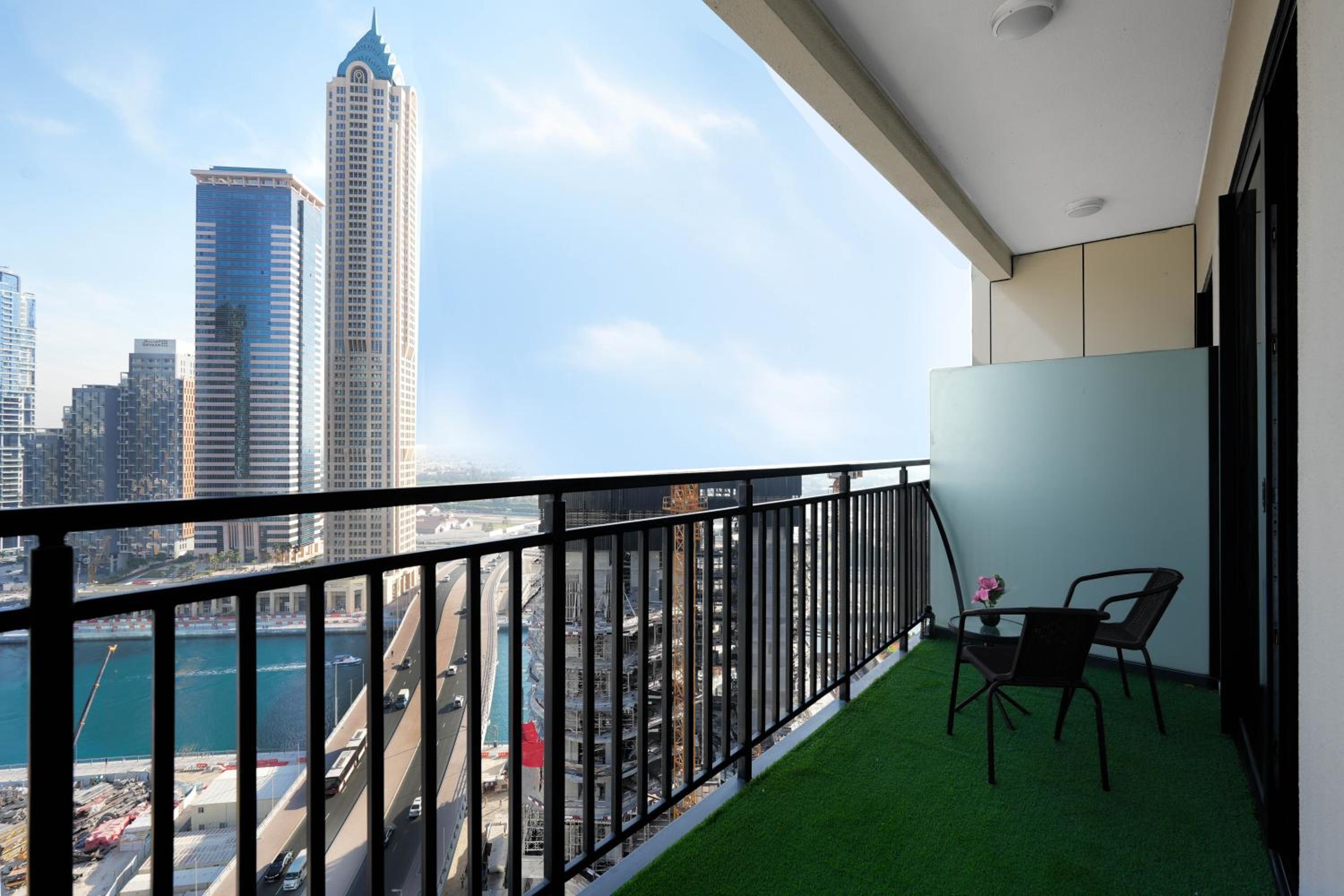 Keyrock Living - 1BR Retreat with Lake View & Pool