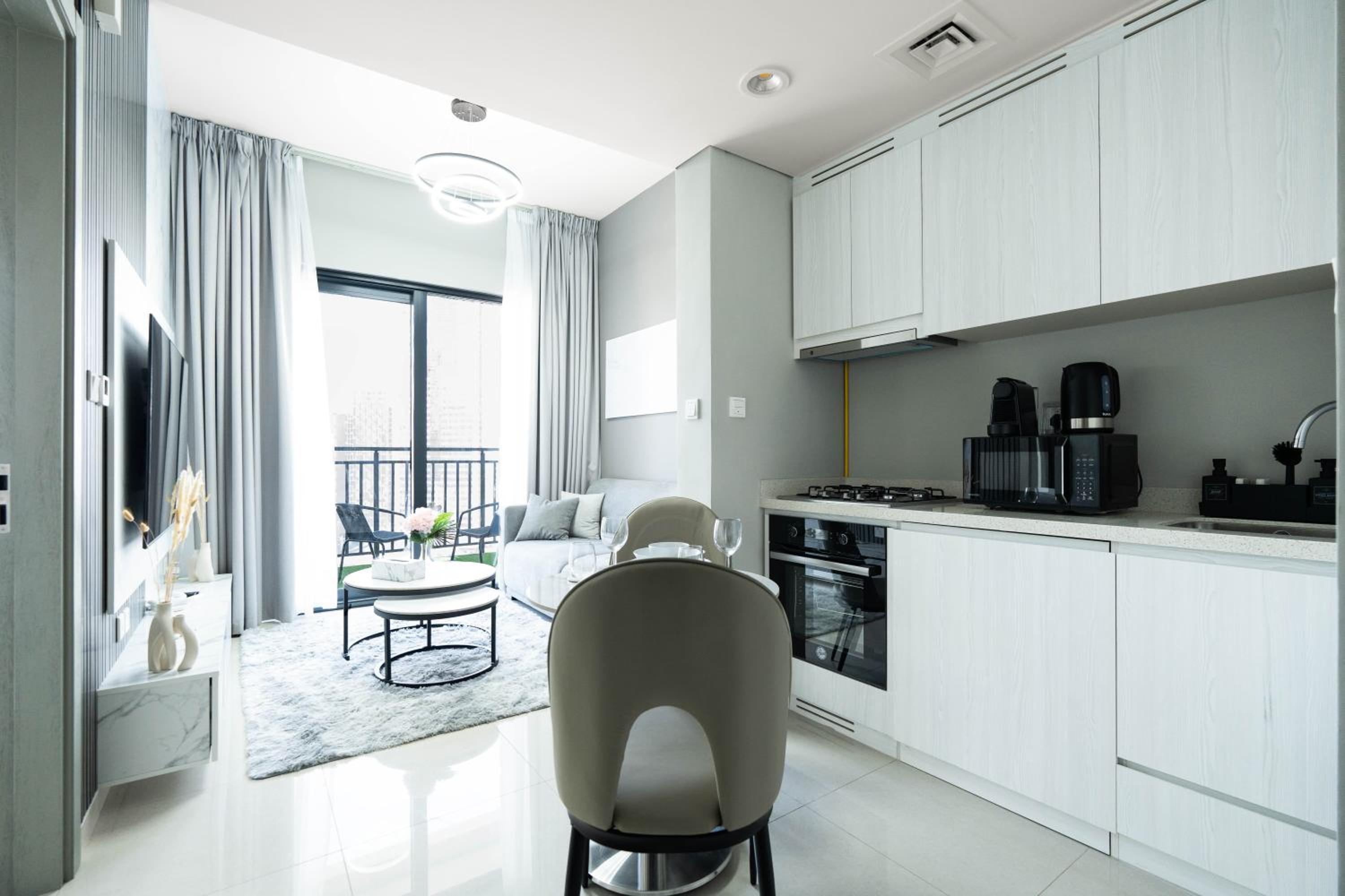 Keyrock Living - 1BR Retreat with Lake View & Pool