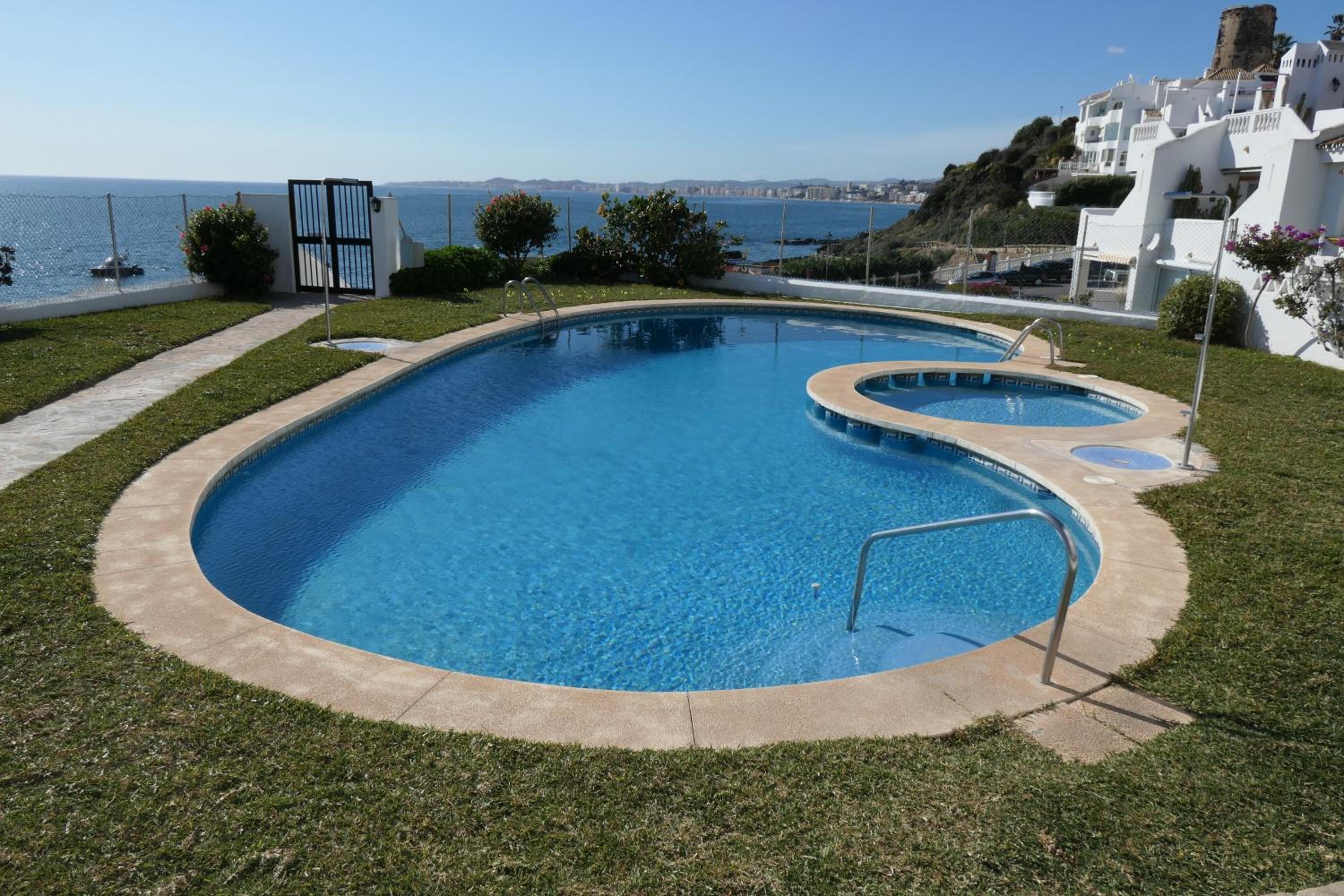 Pass the Keys Sunny Ocean Front Apartment