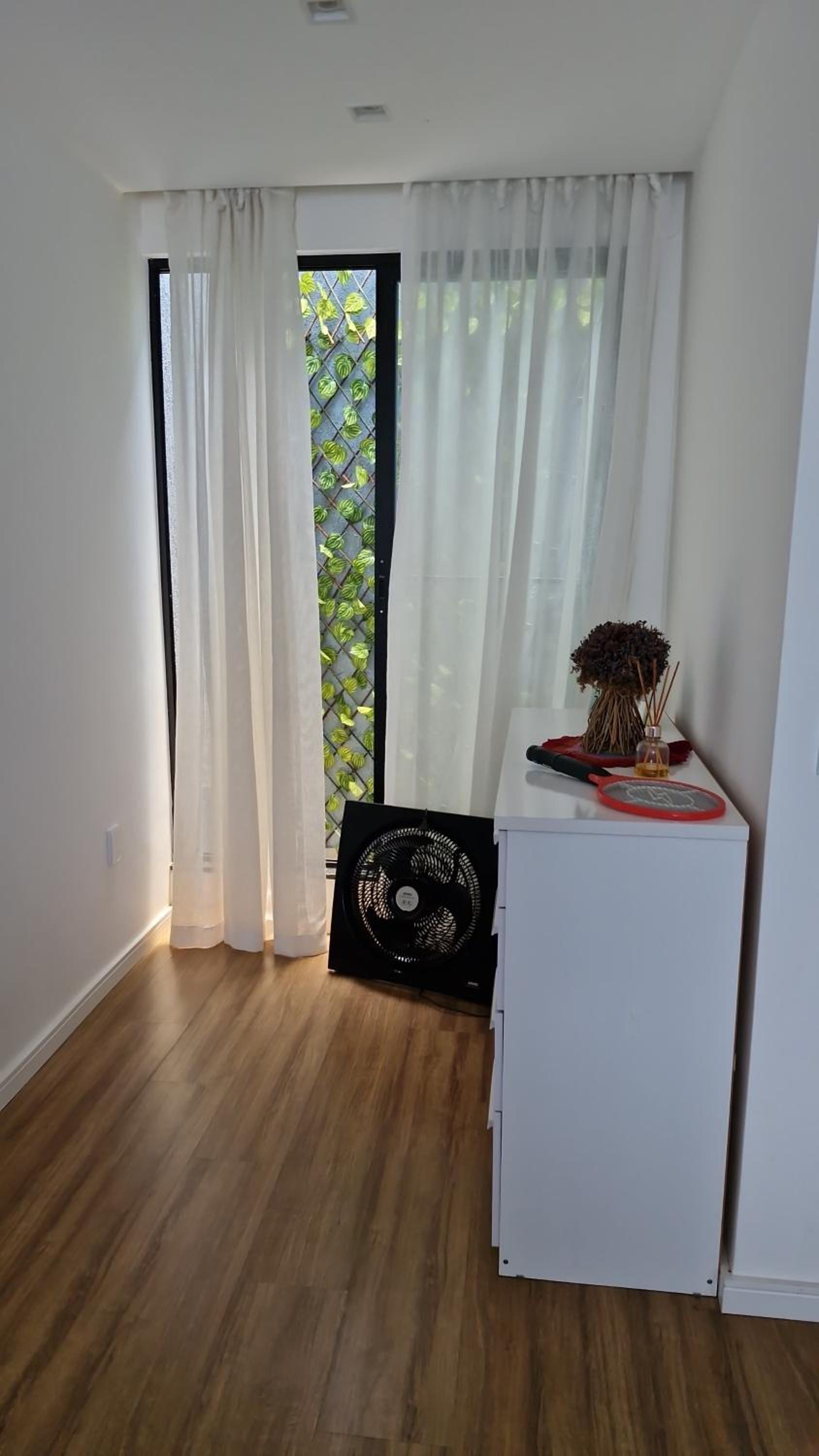 Suíte tripla com vista piscina em casa familiar de luxo em Itaipu