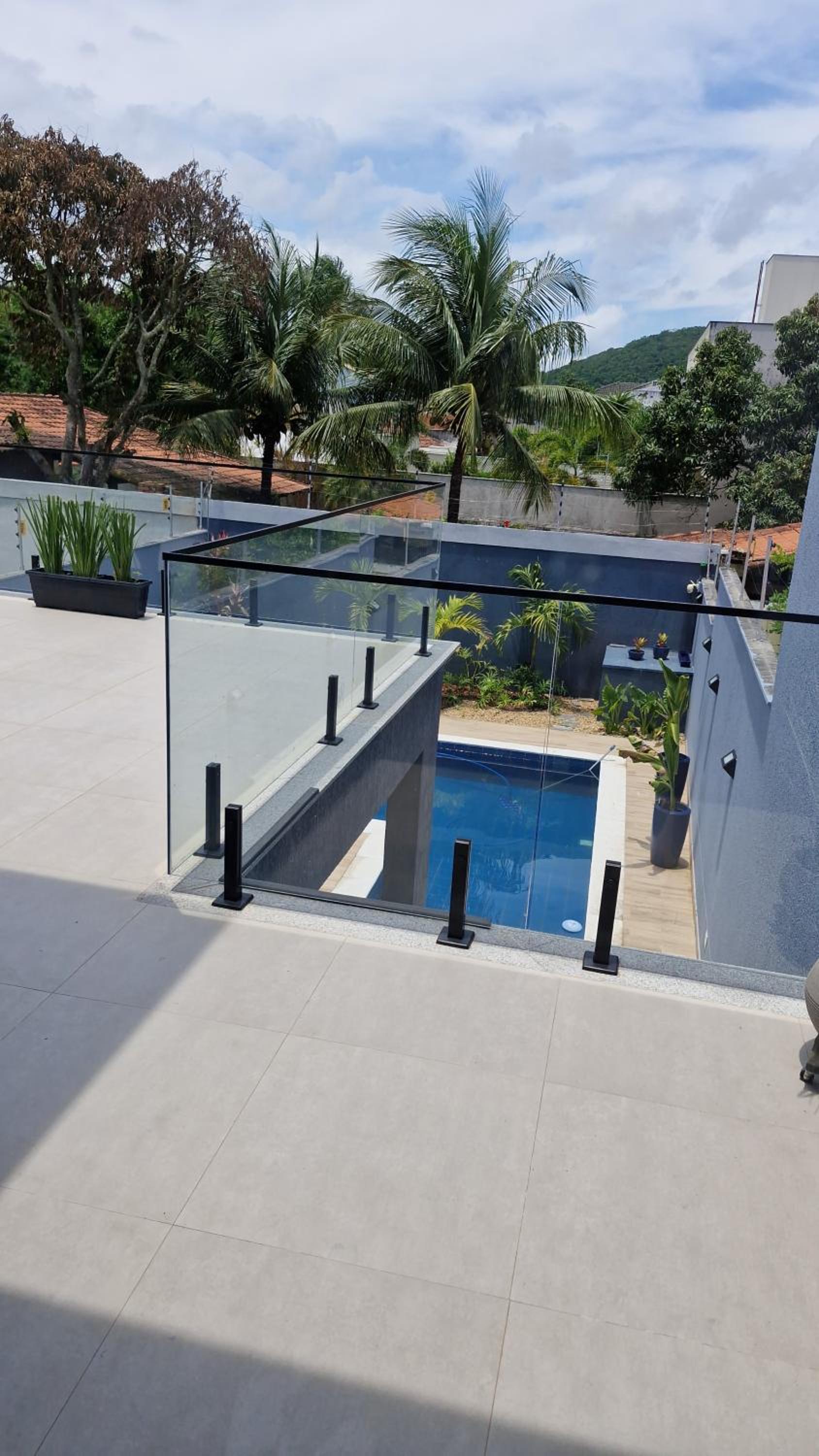 Suíte tripla com vista piscina em casa familiar de luxo em Itaipu