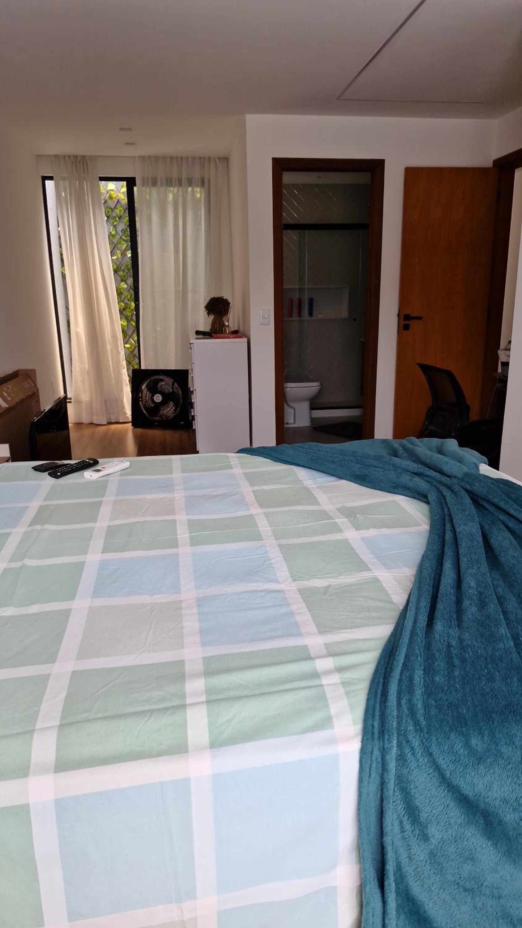 Suíte tripla com vista piscina em casa familiar de luxo em Itaipu
