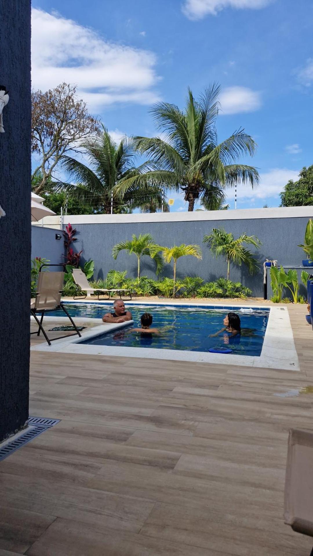Suíte tripla com vista piscina em casa familiar de luxo em Itaipu