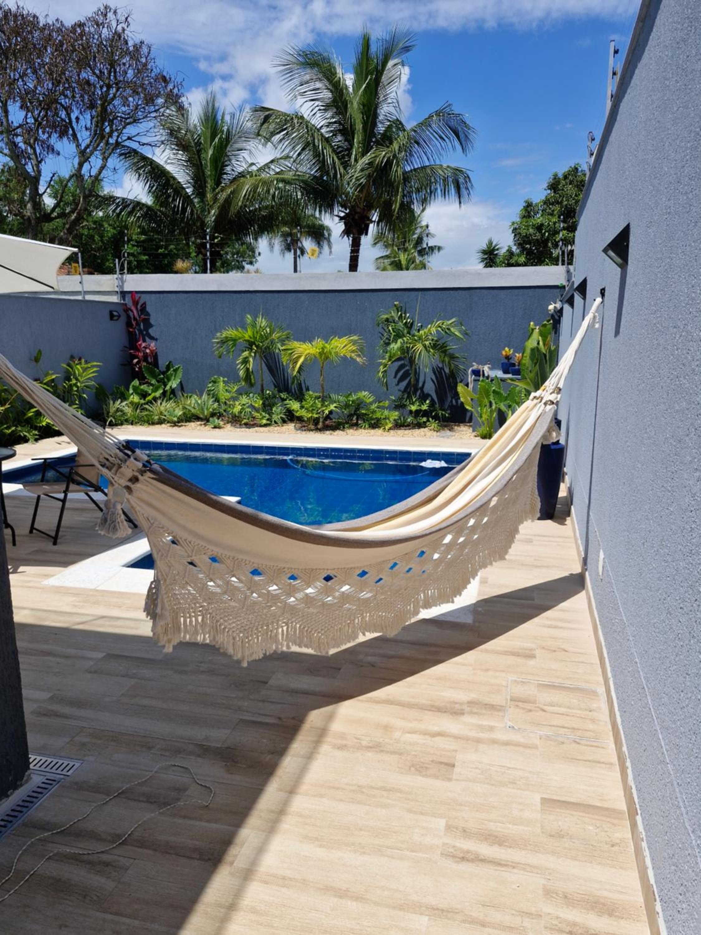 Suíte tripla com vista piscina em casa familiar de luxo em Itaipu