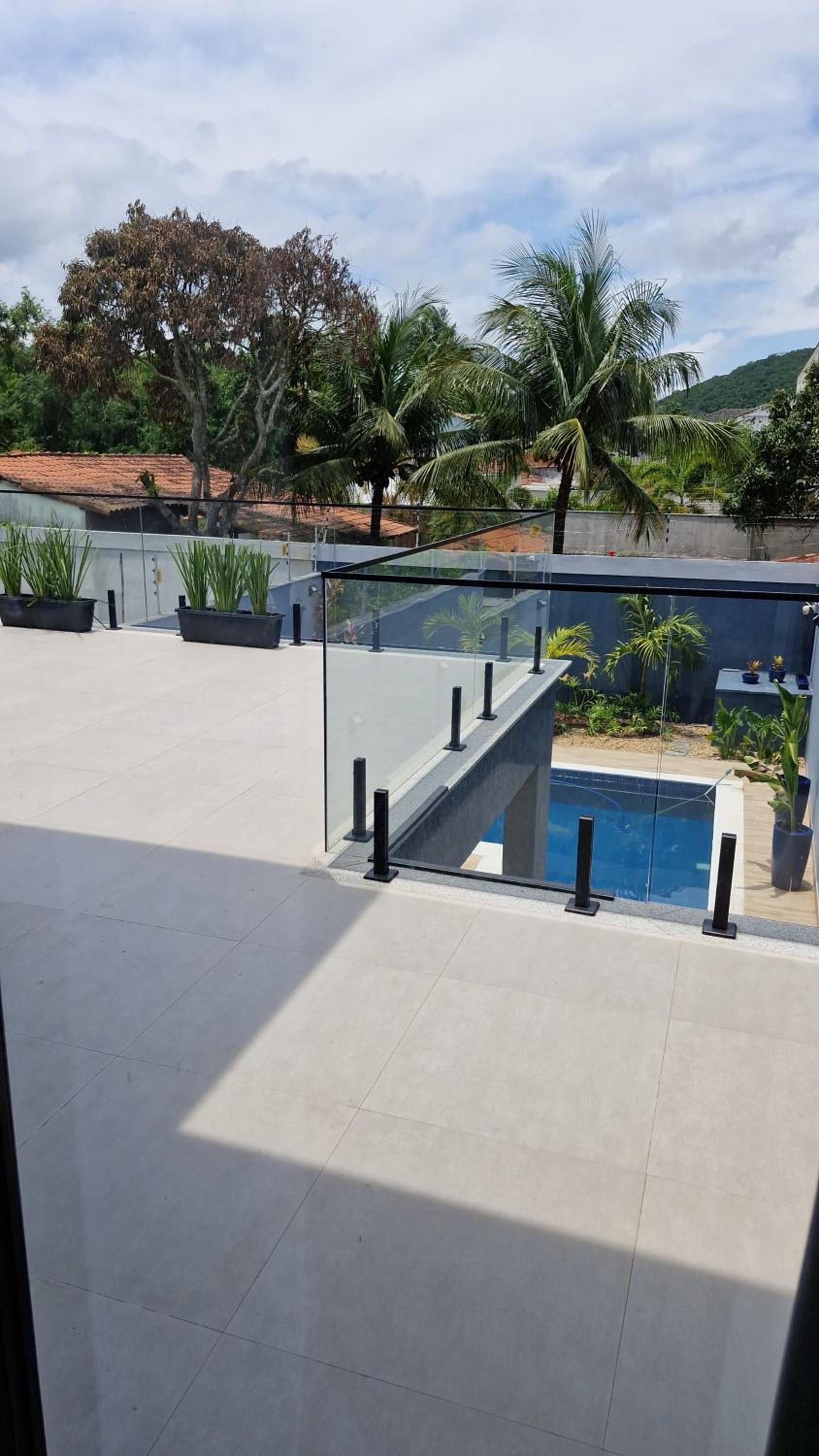 Suíte tripla com vista piscina em casa familiar de luxo em Itaipu