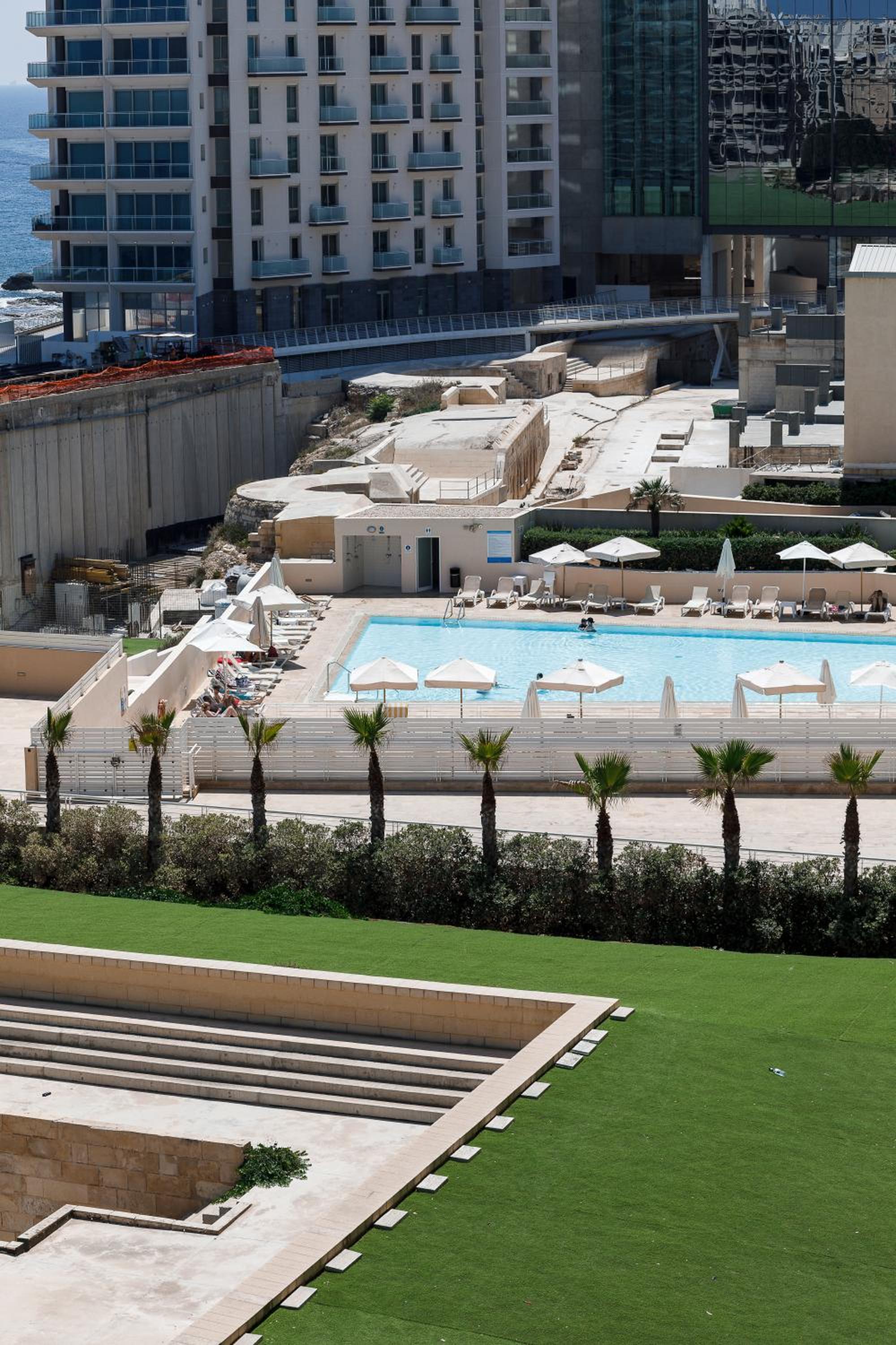 102 Seafront 3Bed Sliema with pool by Homely