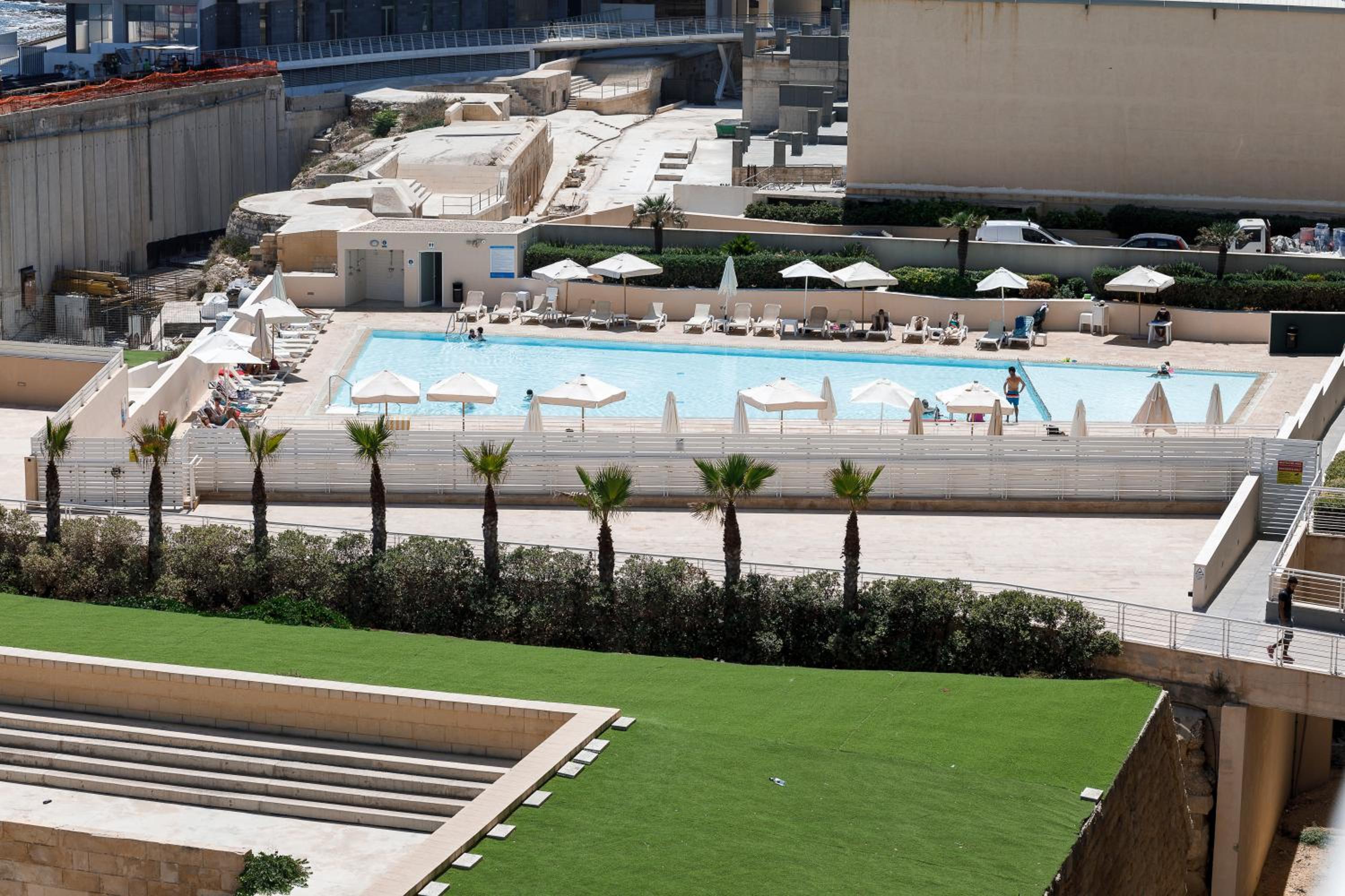 102 Seafront 3Bed Sliema with pool by Homely