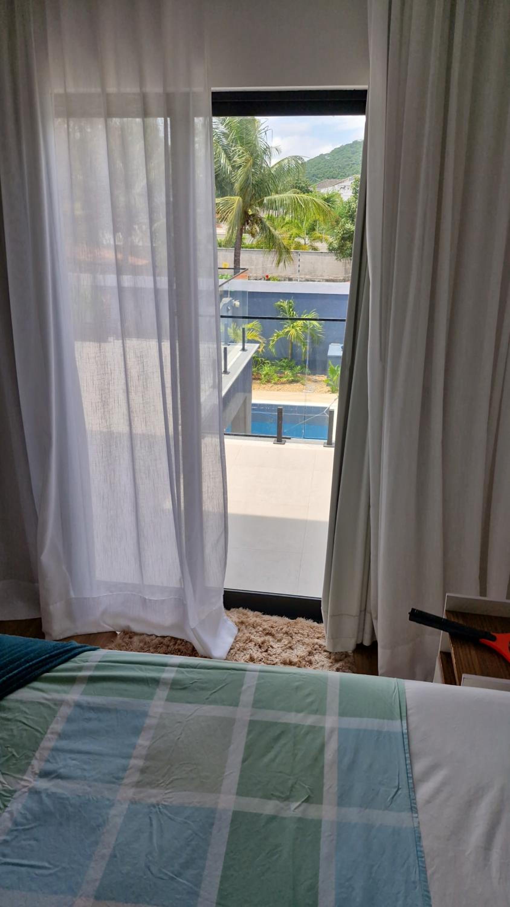 Suíte tripla com vista piscina em casa familiar de luxo em Itaipu