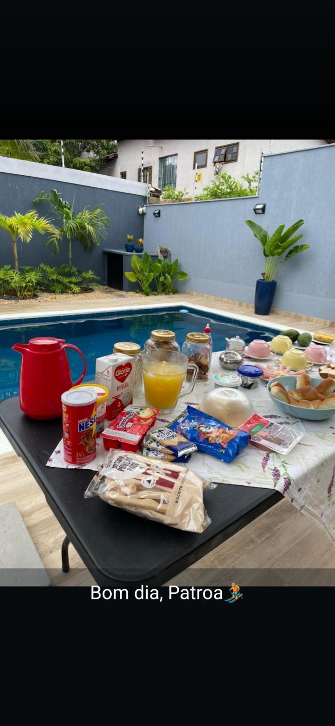 Suíte tripla com vista piscina em casa familiar de luxo em Itaipu