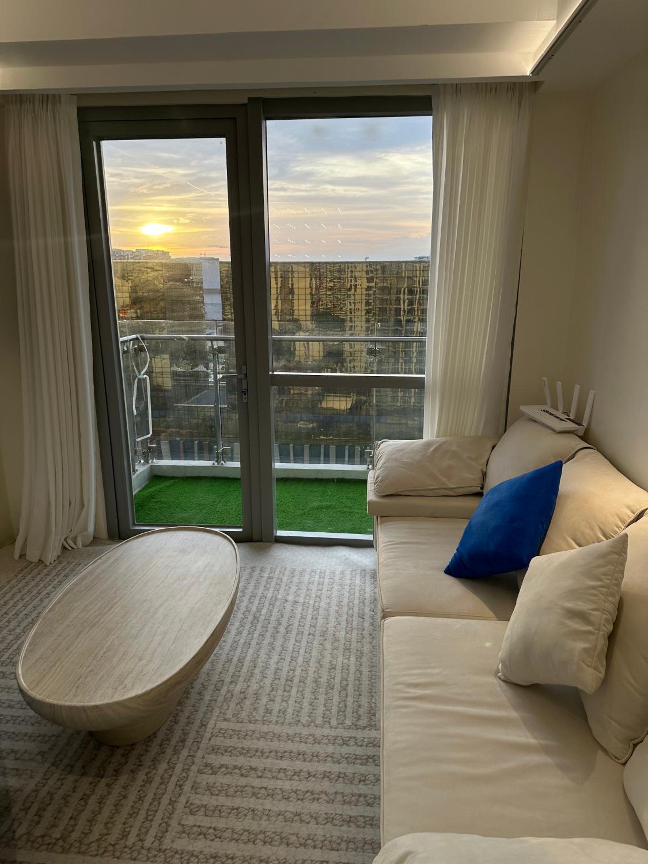 Spacious 2BR Apartment Hotel near City of Dreams, Airport, MOA, Okada, Ayala Malls, and Solaire Casino with free 5 pool access