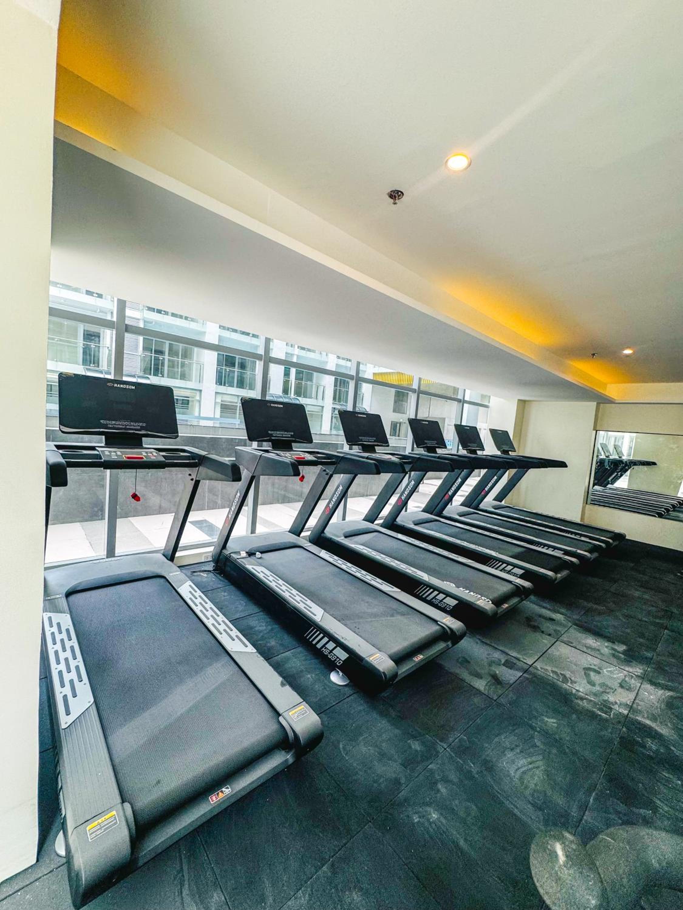 Spacious 2BR Apartment Hotel near City of Dreams, Airport, MOA, Okada, Ayala Malls, and Solaire Casino with free 5 pool access