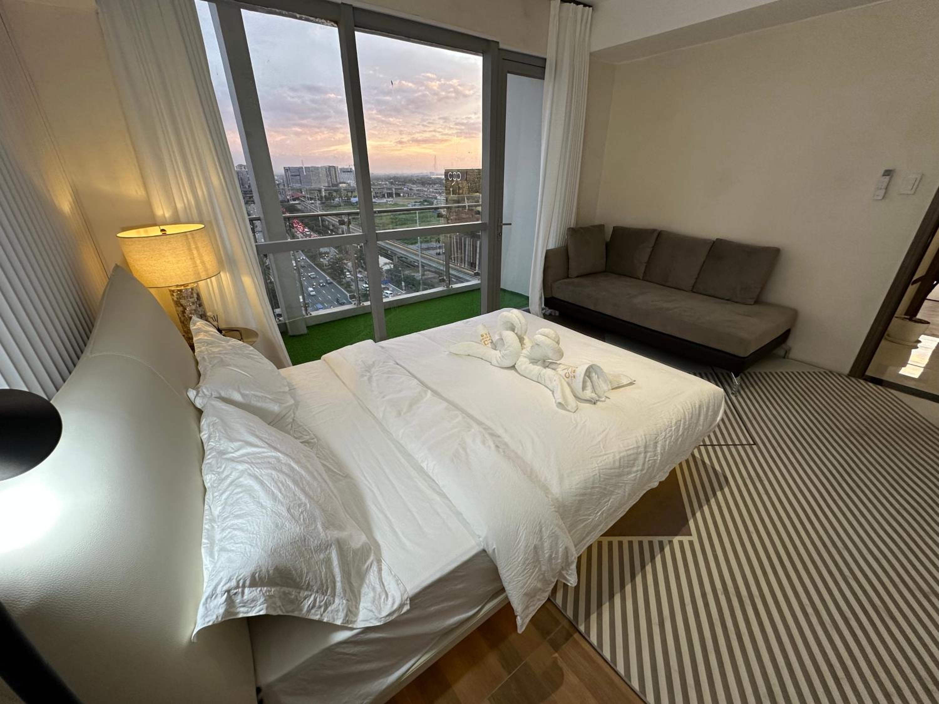 Spacious 2BR Apartment Hotel near City of Dreams, Airport, MOA, Okada, Ayala Malls, and Solaire Casino with free 5 pool access