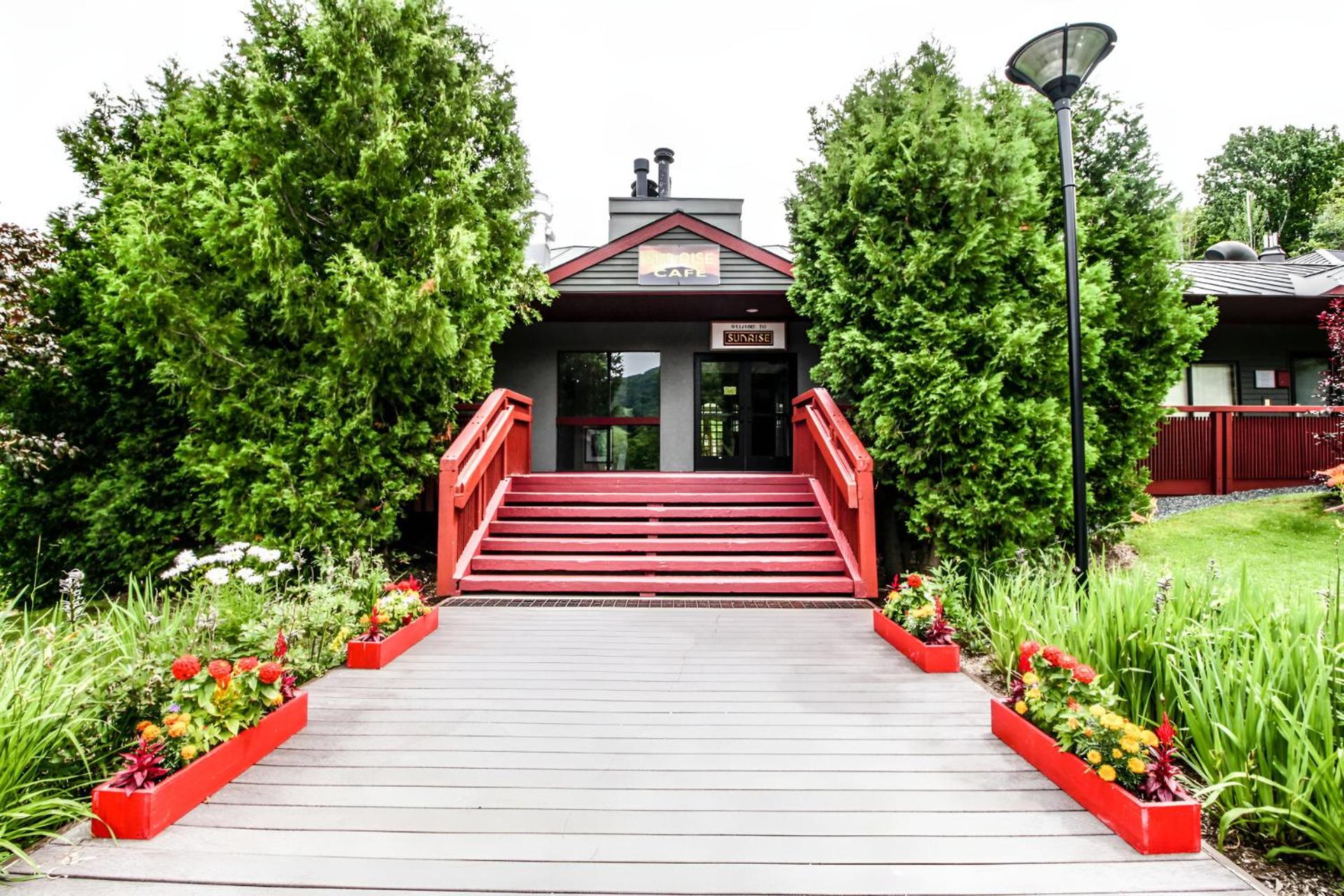 Lodges at Sunrise 3BR 3BA Luxury Ski On Ski Off Condo, Pool, Hot Tub, Gym, Sports Center