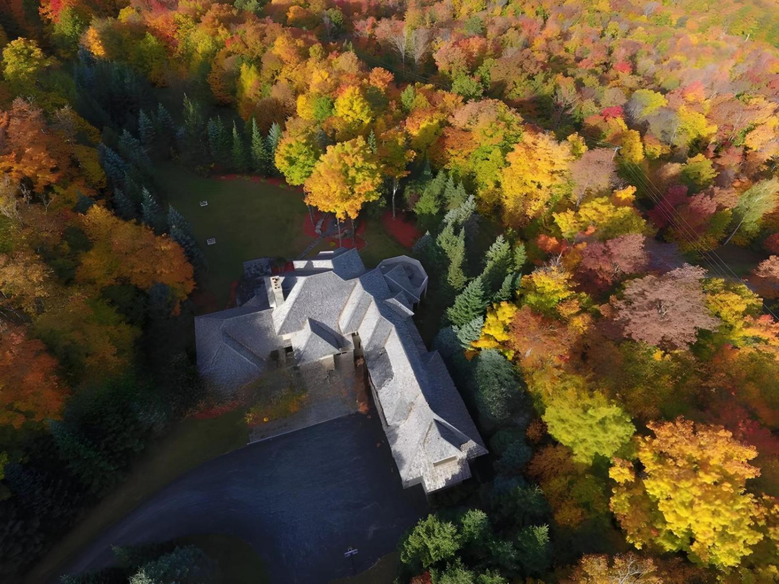 The Mountainside House - Luxury Home, Indoor Hot Tub, Ski Home, Private Shuttle