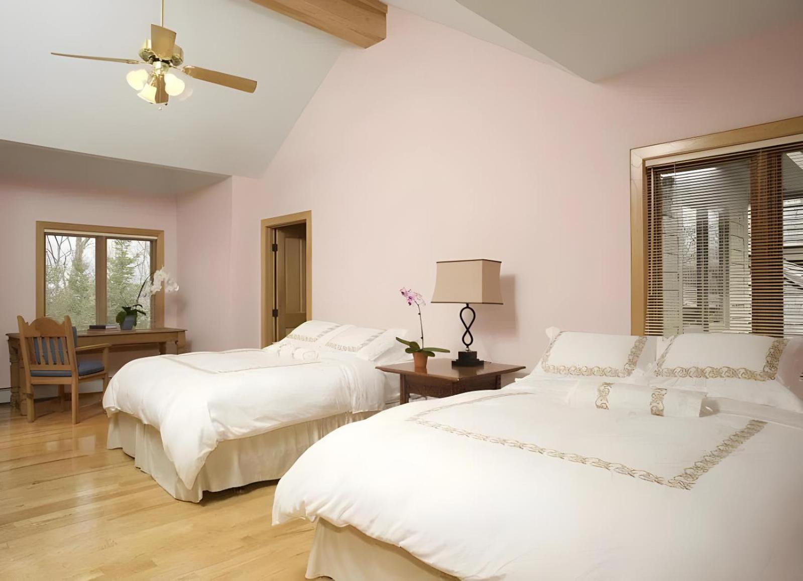 The Mountainside House - Luxury Home, Indoor Hot Tub, Ski Home, Private Shuttle