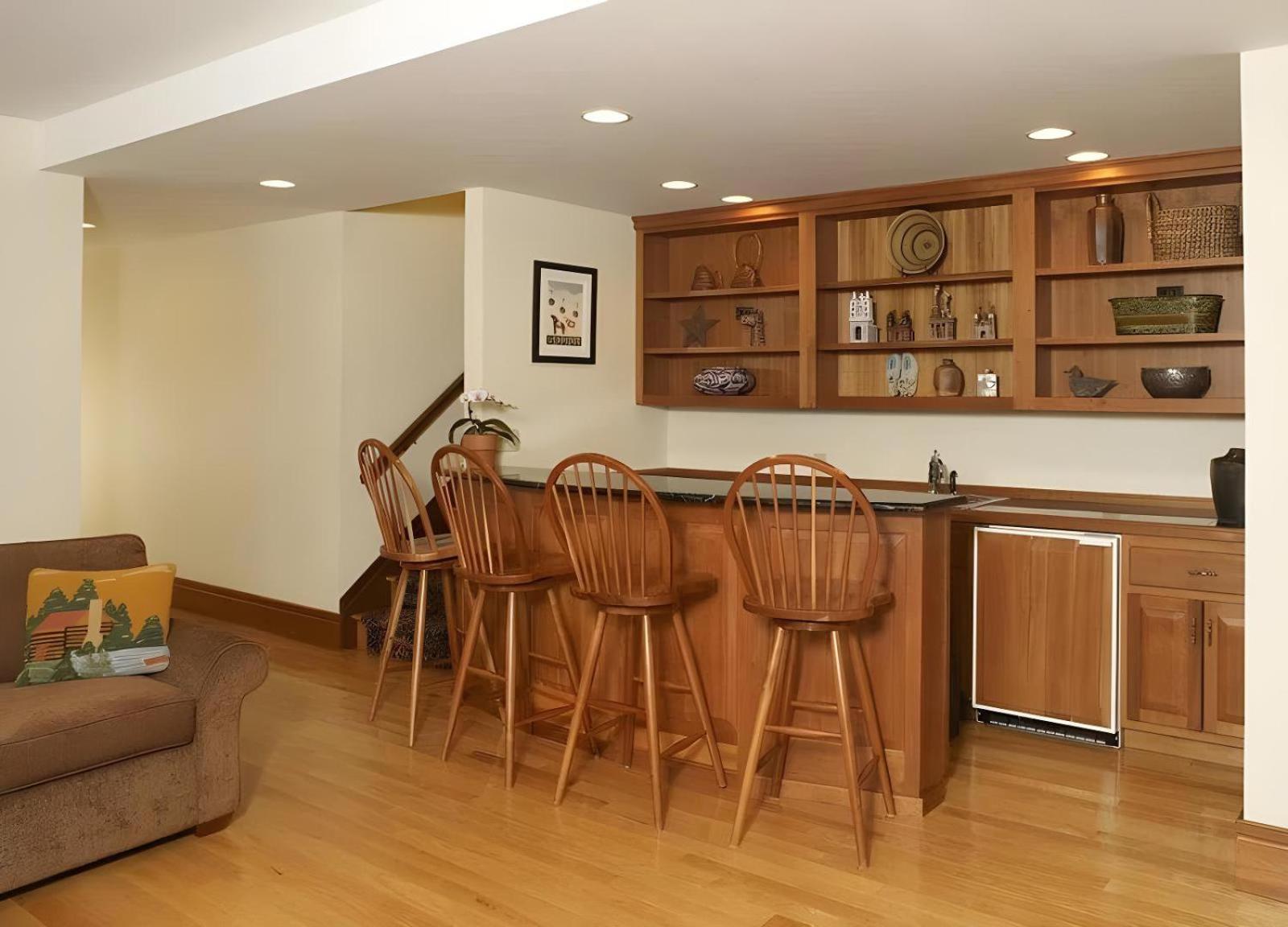 The Mountainside House - Luxury Home, Indoor Hot Tub, Ski Home, Private Shuttle