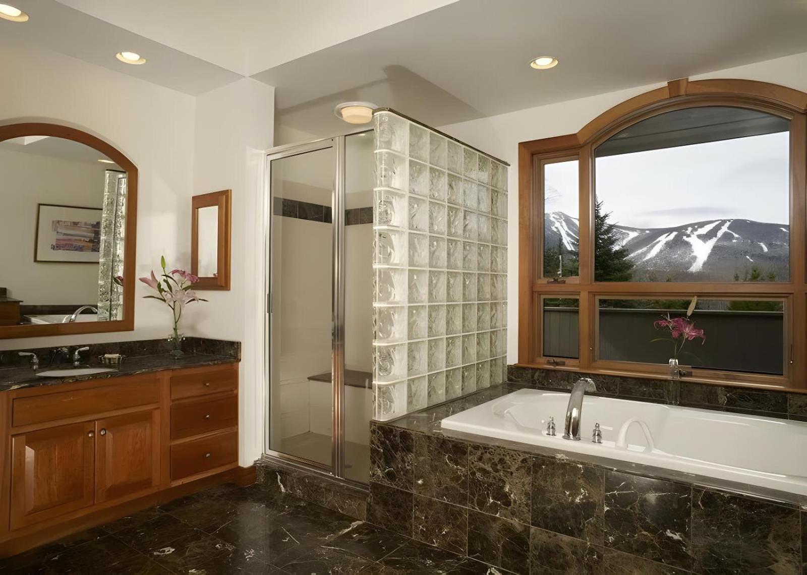 The Mountainside House - Luxury Home, Indoor Hot Tub, Ski Home, Private Shuttle