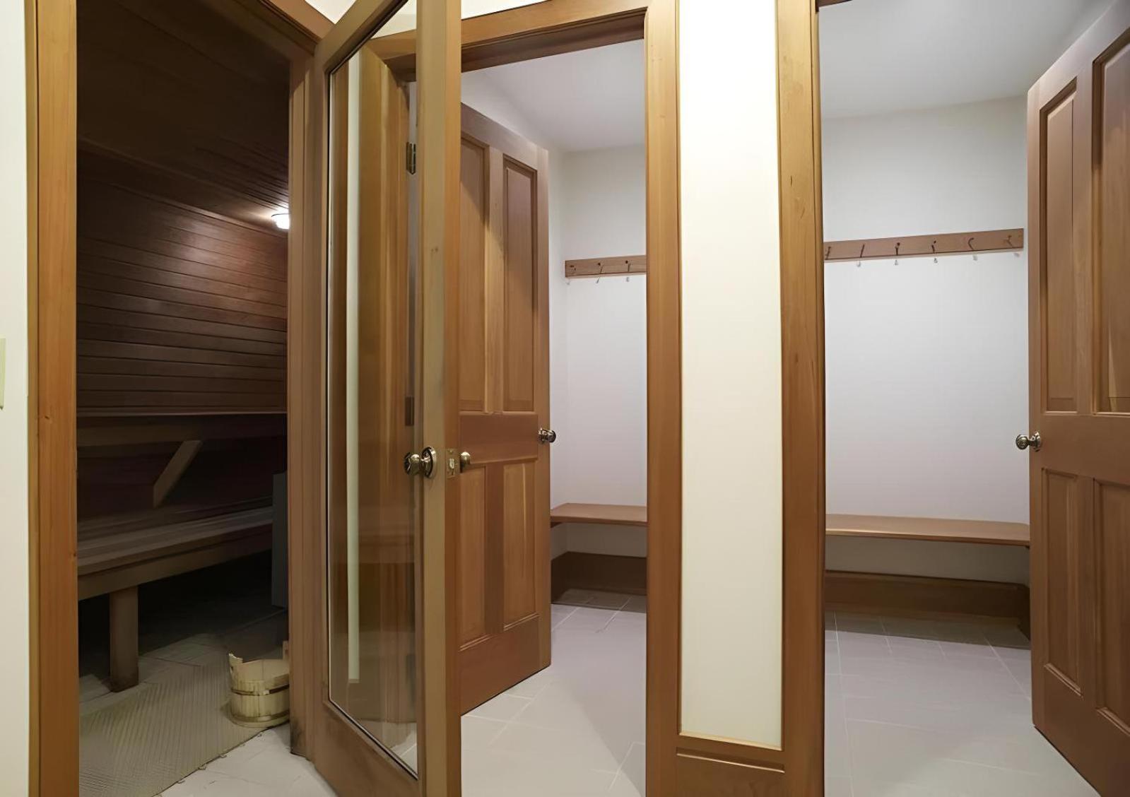 The Mountainside House - Luxury Home, Indoor Hot Tub, Ski Home, Private Shuttle