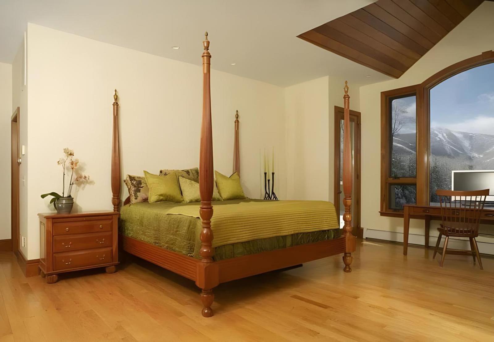 The Mountainside House - Luxury Home, Indoor Hot Tub, Ski Home, Private Shuttle