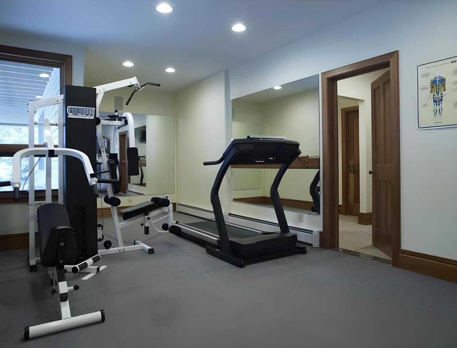 The Mountainside House - Luxury Home, Indoor Hot Tub, Ski Home, Private Shuttle