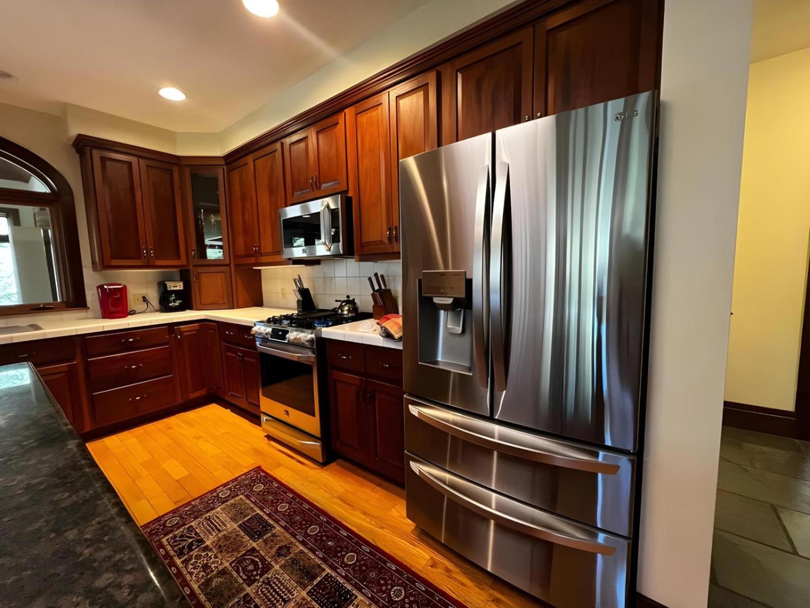 The Mountainside House - Luxury Home, Indoor Hot Tub, Ski Home, Private Shuttle