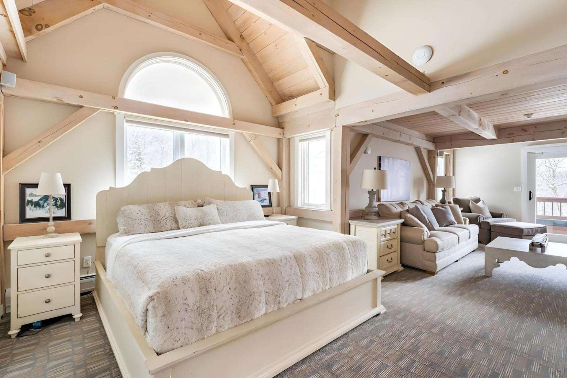 Slopeside Estate Luxurious Home on Great Eastern - Ski On Ski Off, Hot Tub, Private Shuttle