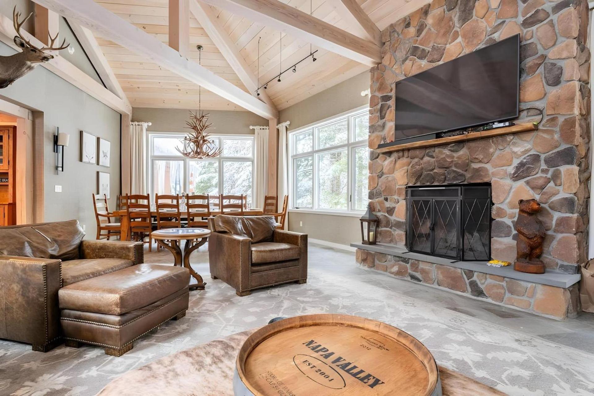 Slopeside Estate Luxurious Home on Great Eastern - Ski On Ski Off, Hot Tub, Private Shuttle