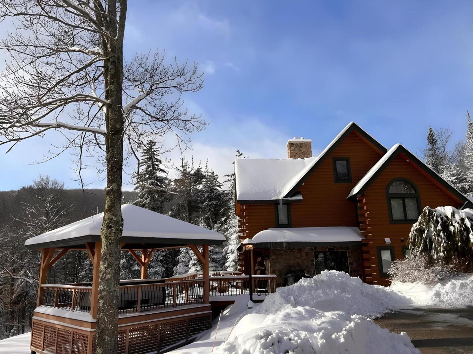 Slopeside Estate Luxurious Home on Great Eastern - Ski On Ski Off, Hot Tub, Private Shuttle
