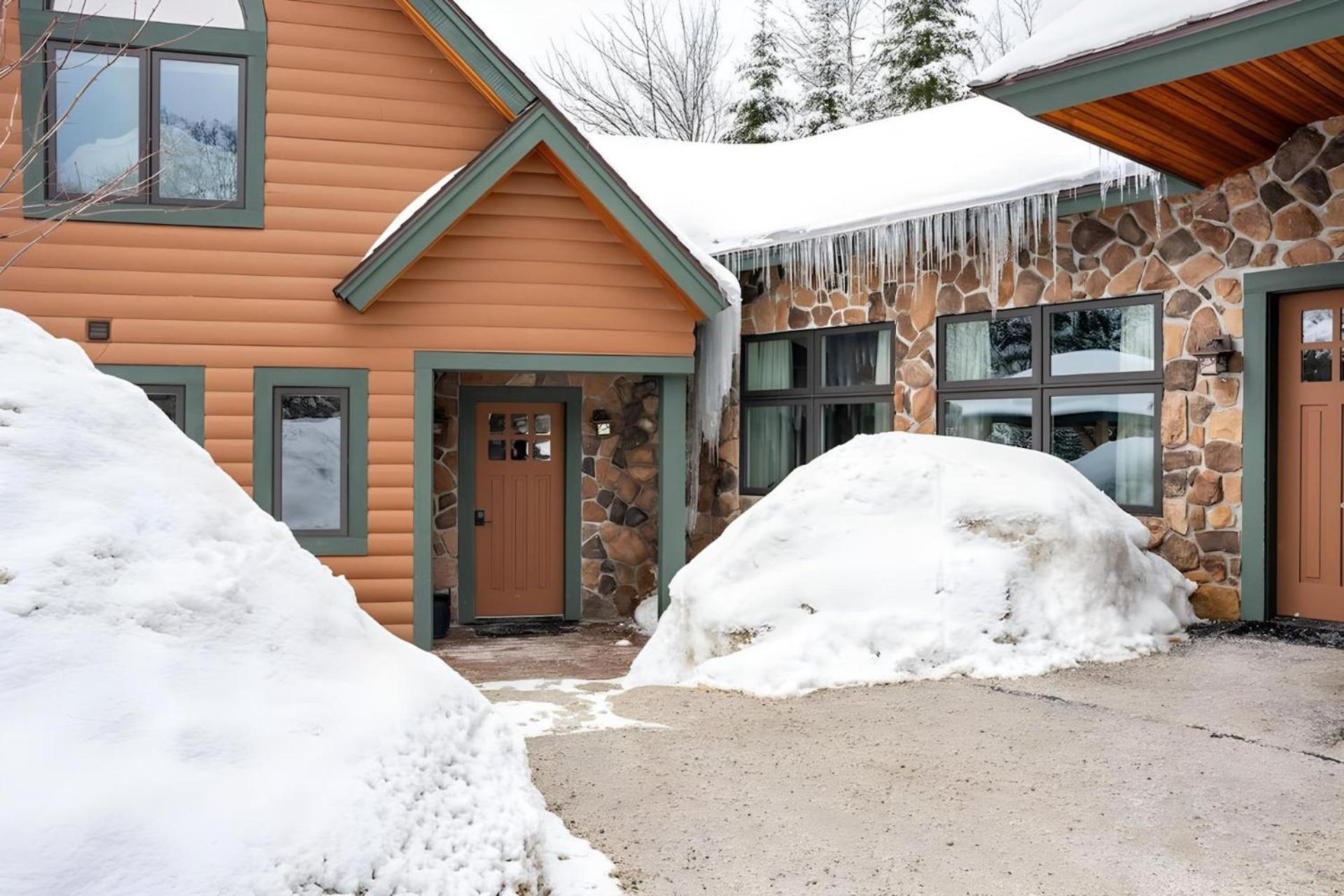 Slopeside Estate Luxurious Home on Great Eastern - Ski On Ski Off, Hot Tub, Private Shuttle