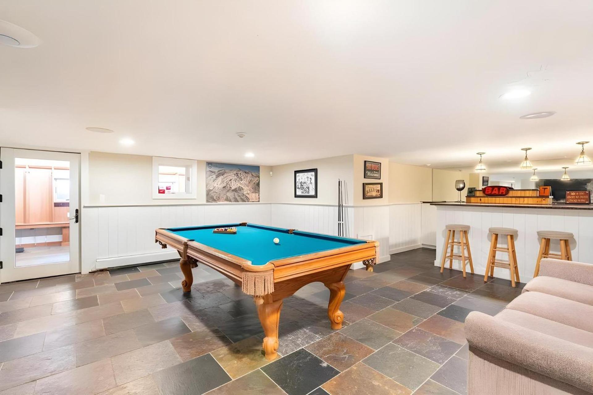 Slopeside Estate Luxurious Home on Great Eastern - Ski On Ski Off, Hot Tub, Private Shuttle