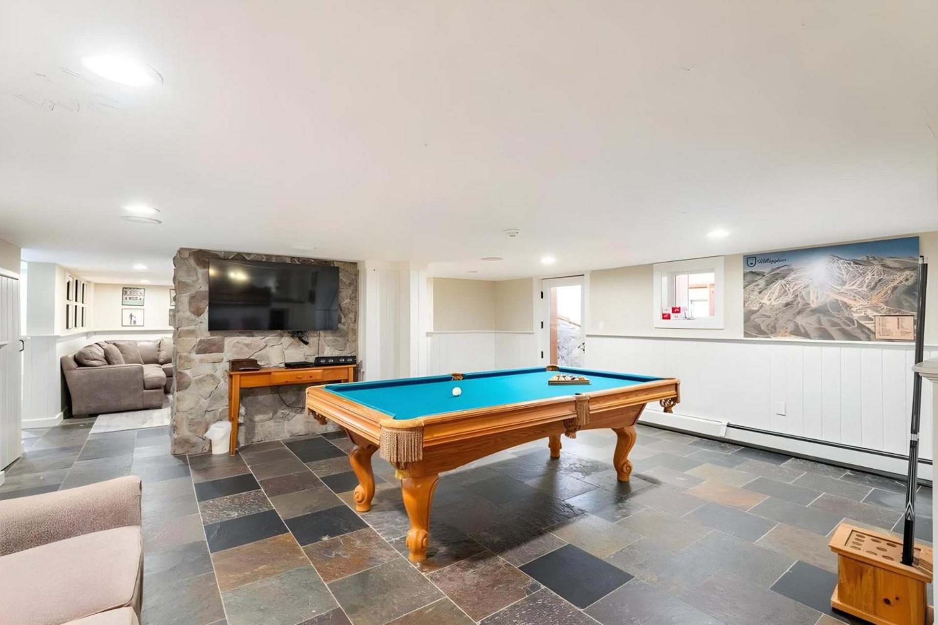Slopeside Estate Luxurious Home on Great Eastern - Ski On Ski Off, Hot Tub, Private Shuttle