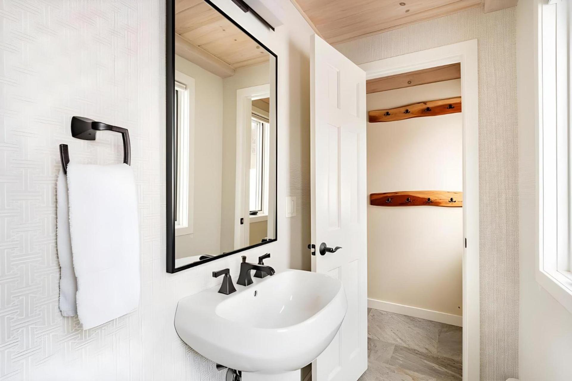 Slopeside Estate Luxurious Home on Great Eastern - Ski On Ski Off, Hot Tub, Private Shuttle