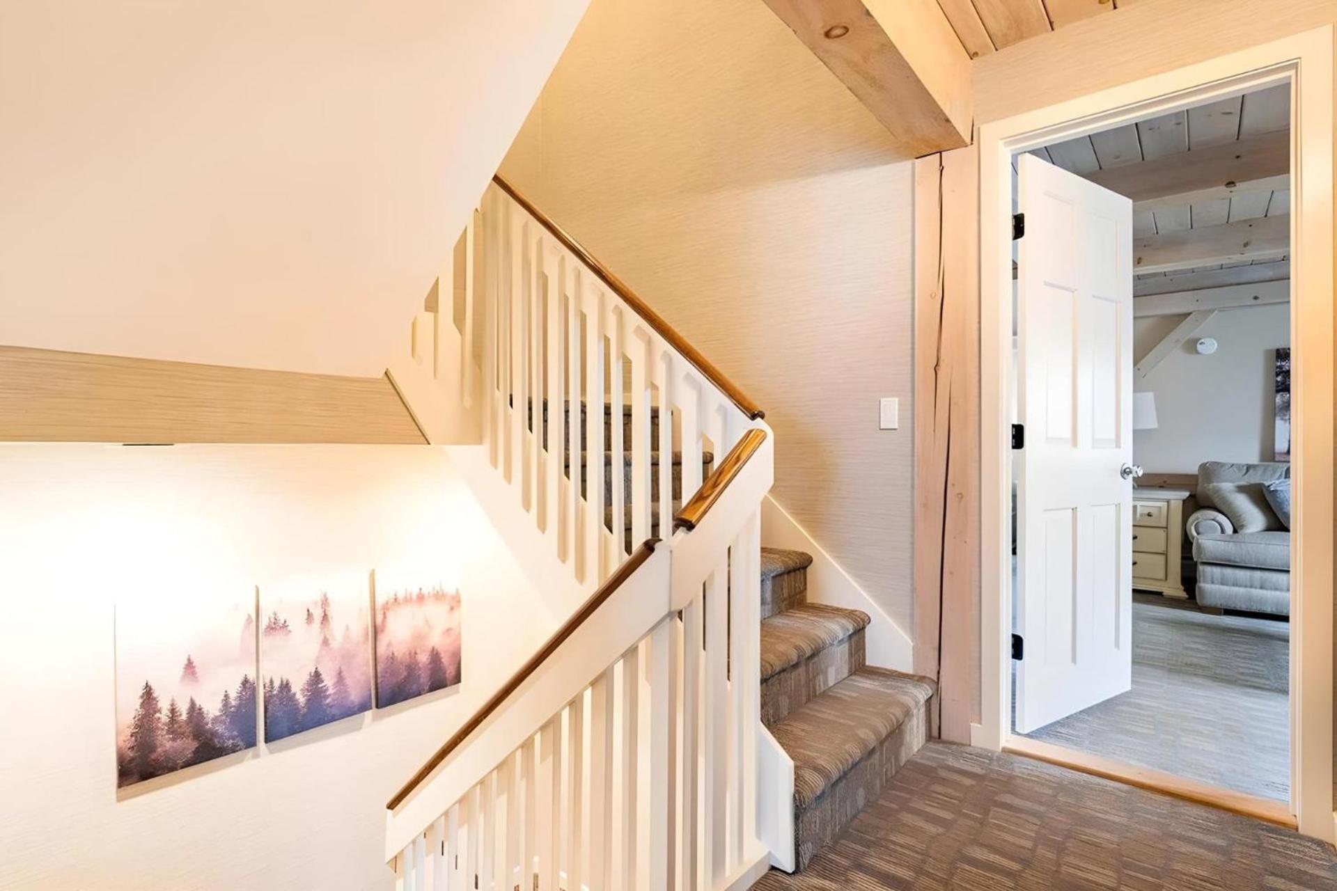 Slopeside Estate Luxurious Home on Great Eastern - Ski On Ski Off, Hot Tub, Private Shuttle