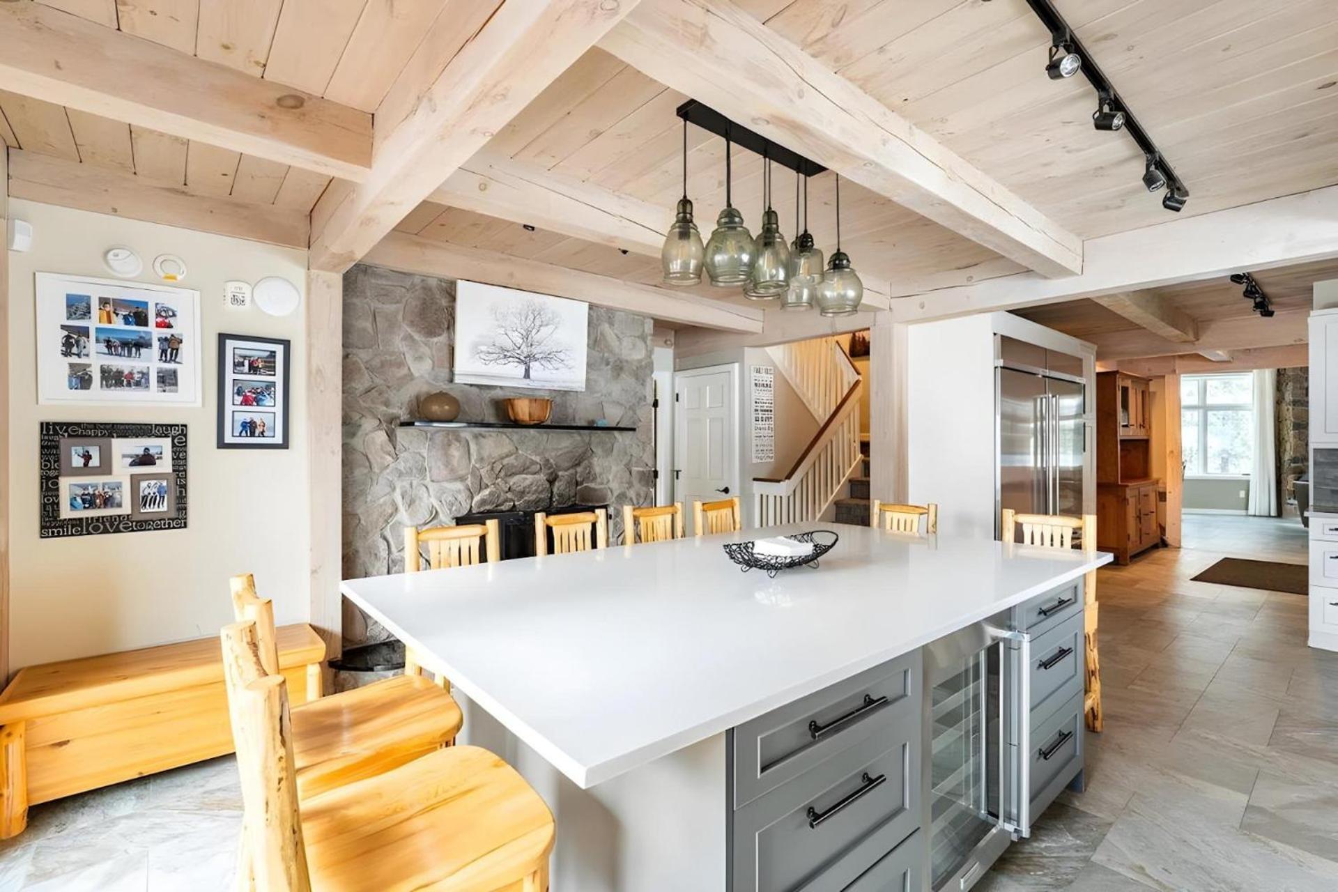 Slopeside Estate Luxurious Home on Great Eastern - Ski On Ski Off, Hot Tub, Private Shuttle