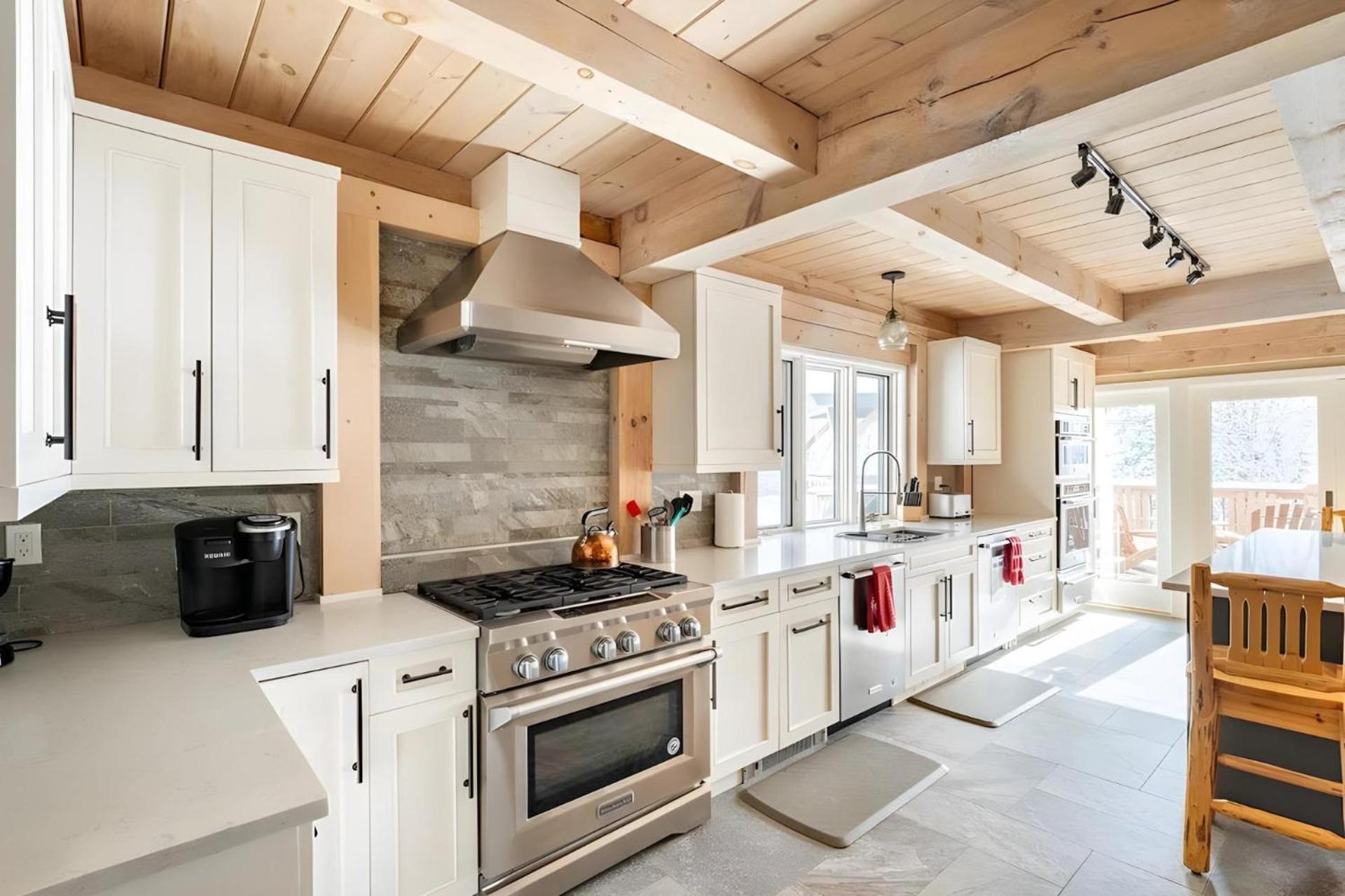 Slopeside Estate Luxurious Home on Great Eastern - Ski On Ski Off, Hot Tub, Private Shuttle